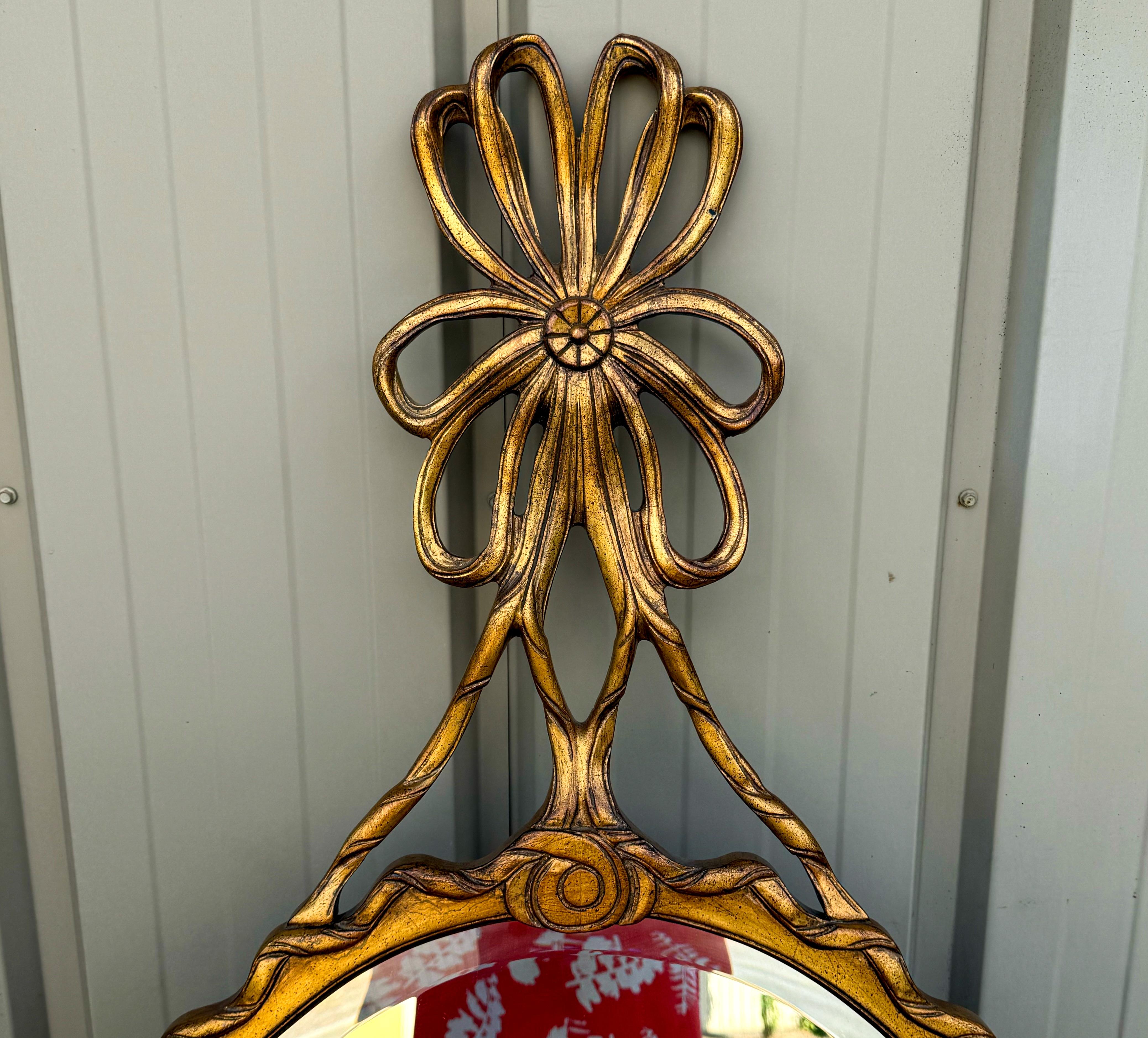 Miroir à ruban en bois doré sculpté, Hollywood Regency, milieu du siècle en vente 2