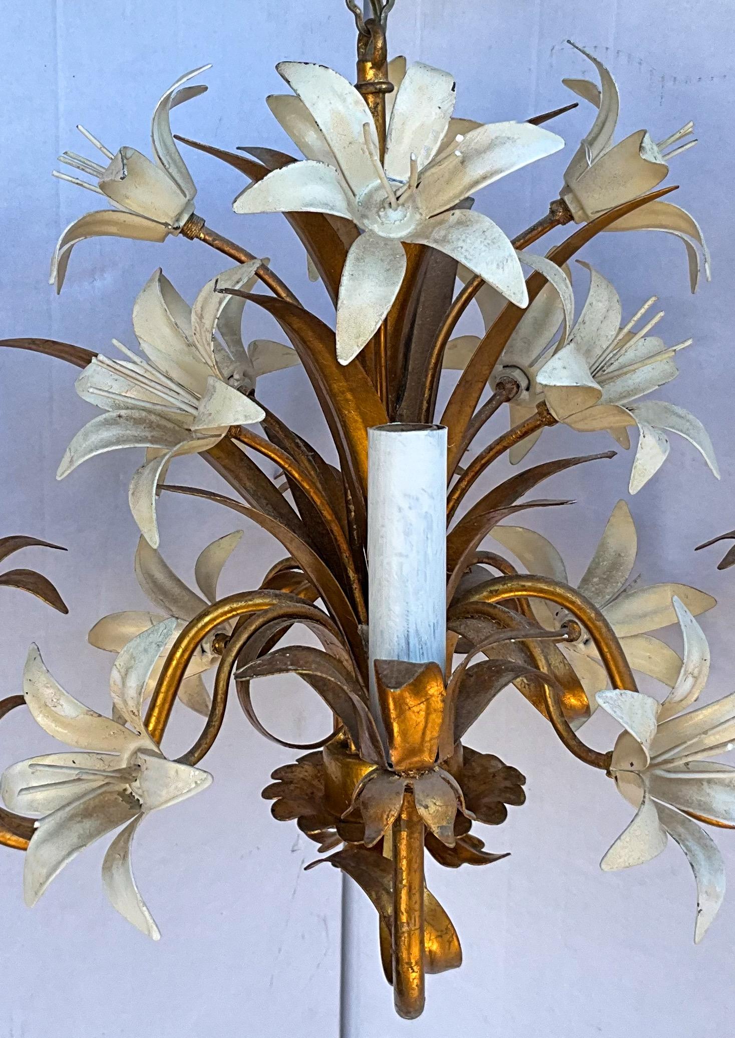 Mid-Century Hollywood Regency Italian Gilt Tole Chandelier With Lilies - 6 Arm In Good Condition For Sale In Kennesaw, GA