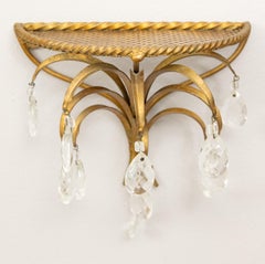 Paire d'étagères murales italiennes du milieu du 20e siècle en tôle dorée et cristaux