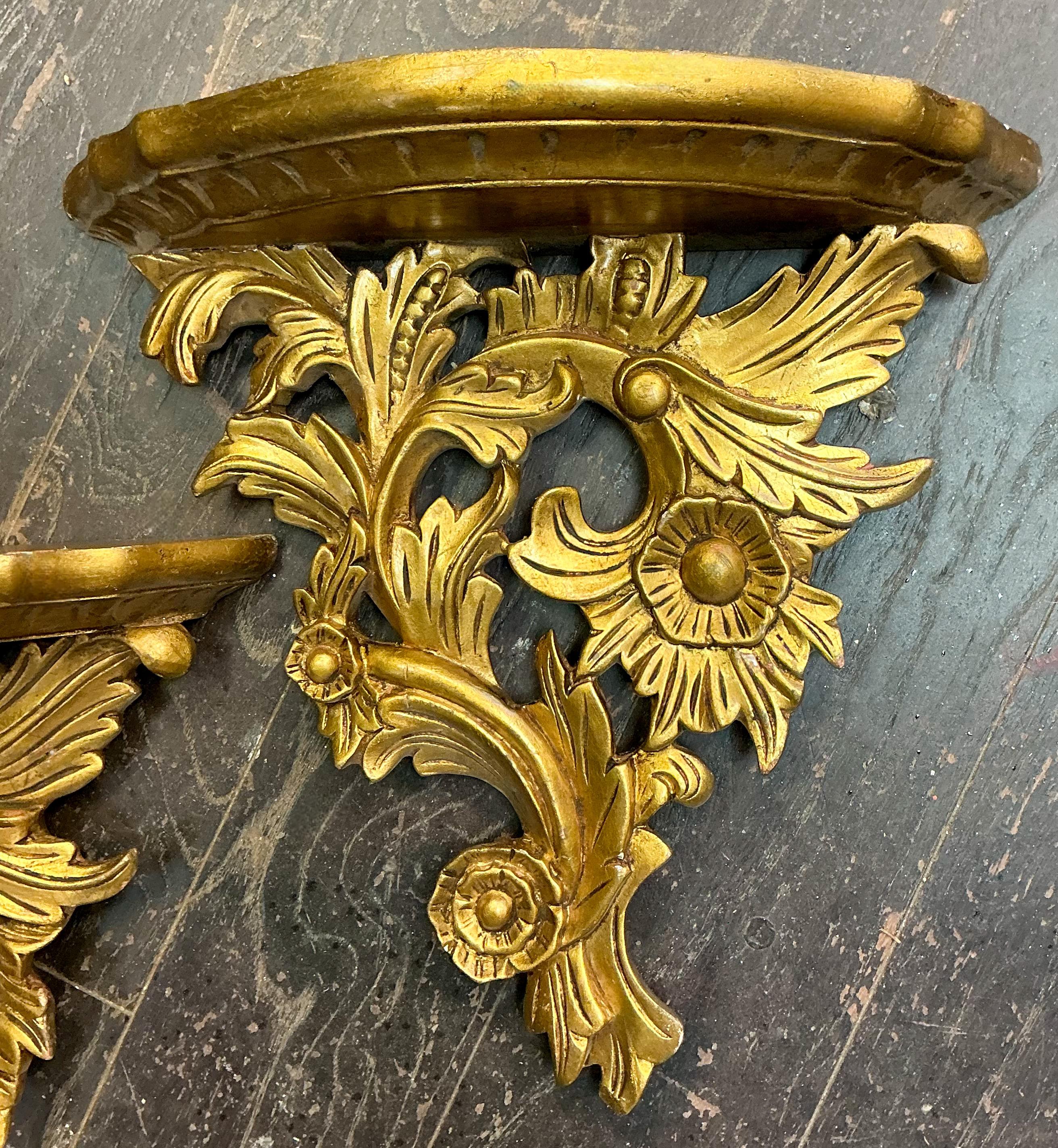 Ménsulas de Pared Florales de Madera Dorada Italiana de la Regencia de Hollywood de Mediados de Siglo - Pareja en Bueno estado para la venta en Kennesaw, GA