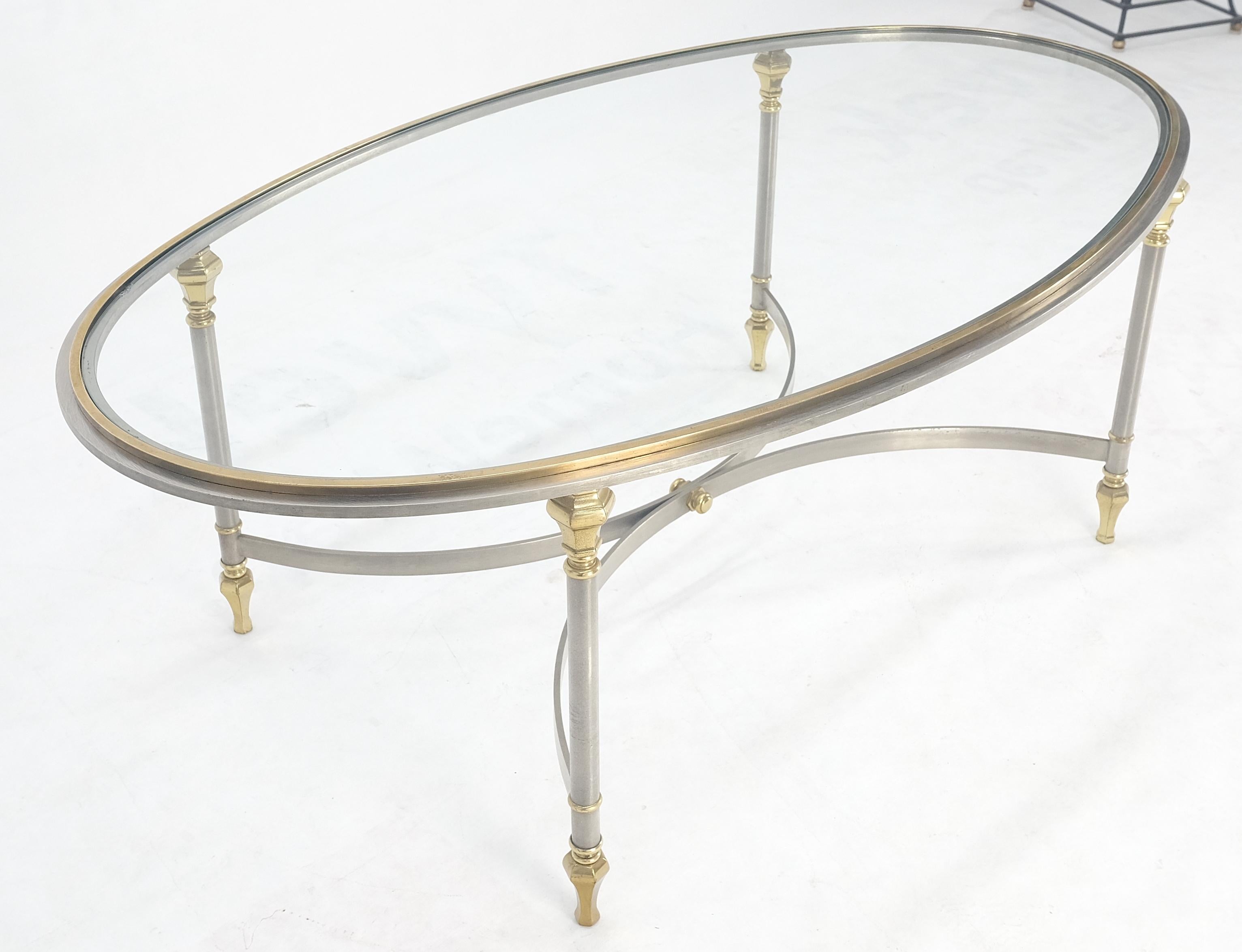 Table à café en laiton et chrome, milieu de siècle, Hollywood Regency, Italie, plateau ovale en verre en vente 1