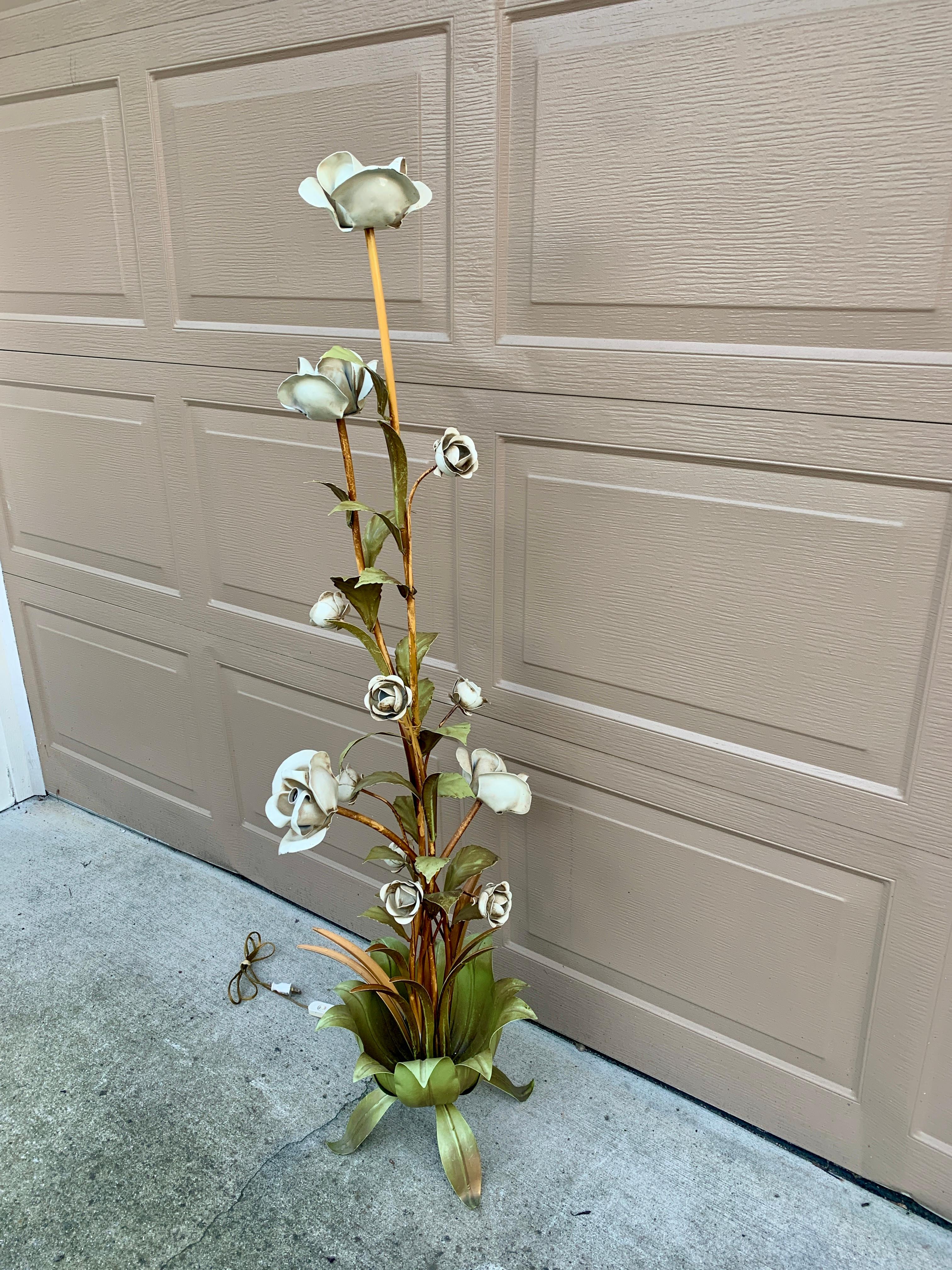 Mid-Century Hollywood Regency Italian Tole Floral Rose Floor Lamp, 1950s In Good Condition In Elkhart, IN