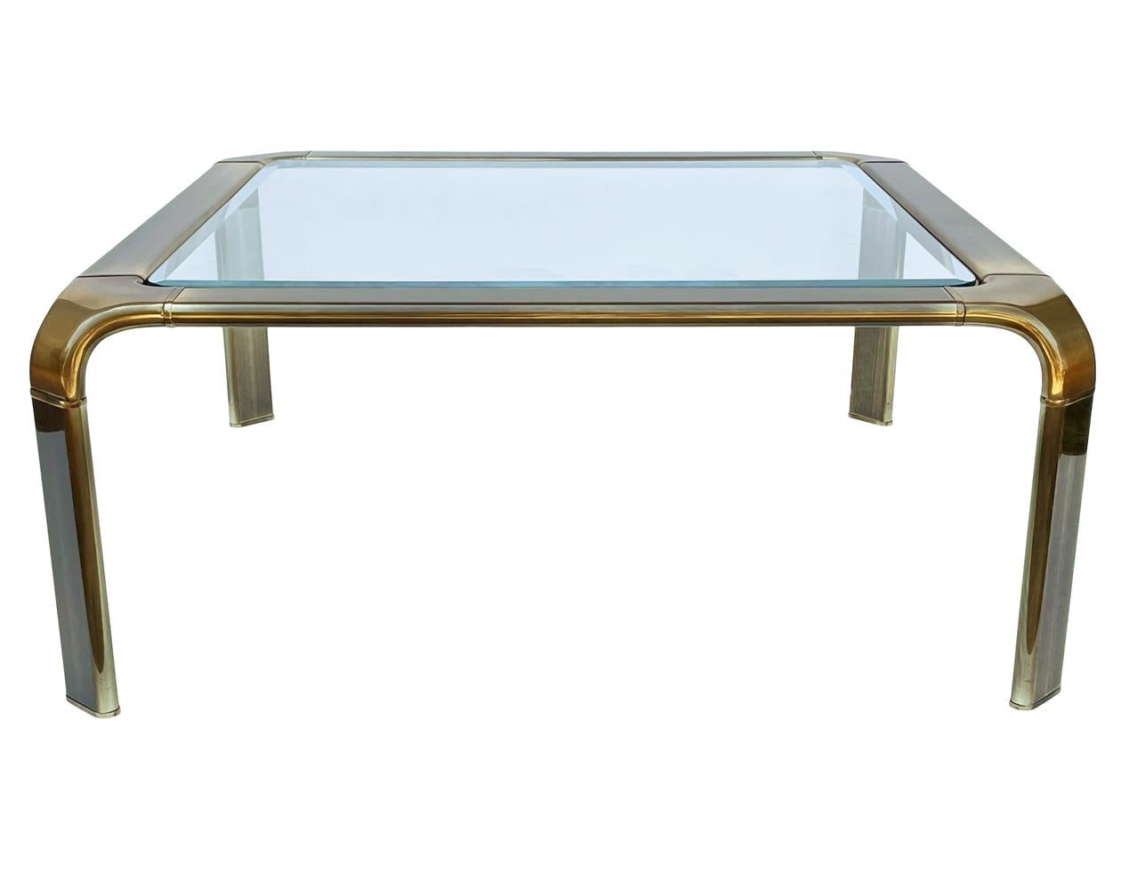 Laiton Table de cocktail carrée en laiton et verre John Widdicomb de style Hollywood Regency du milieu du siècle dernier en vente