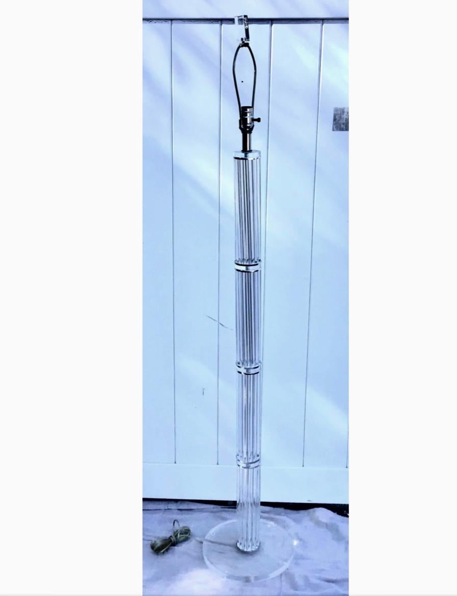 20th Century Mid-Century Hollywood Regency Lucite and Chrome Floor Lamp For Sale