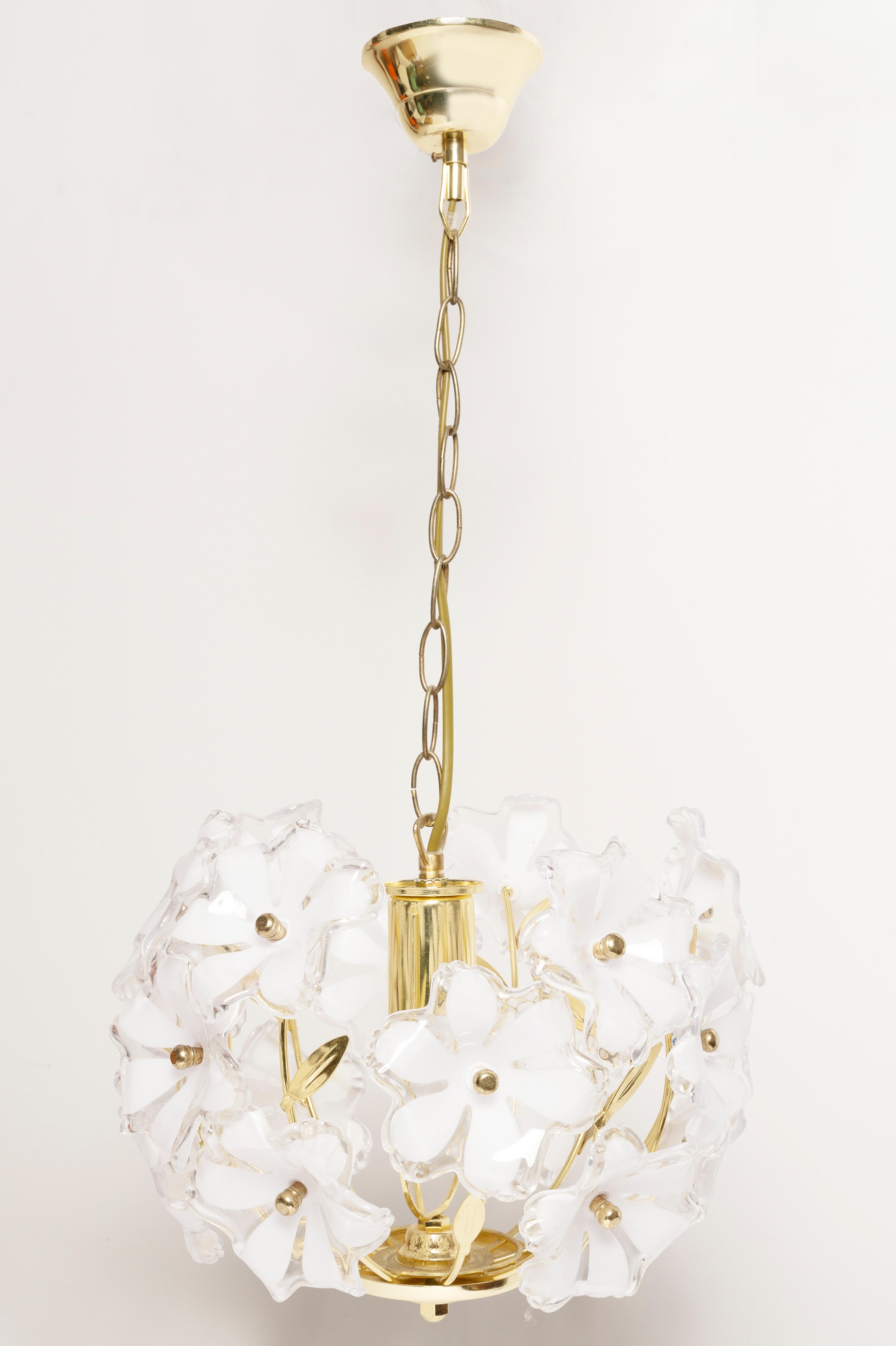 Beautiful ceiling lamp in the style of the Hollywood Regency from the 1960s. Manually made by the Italian workshop. 1 standard bulb inside. Chandelier is in original very good vintage condition, plastic flowers too.

Measure: Total height is