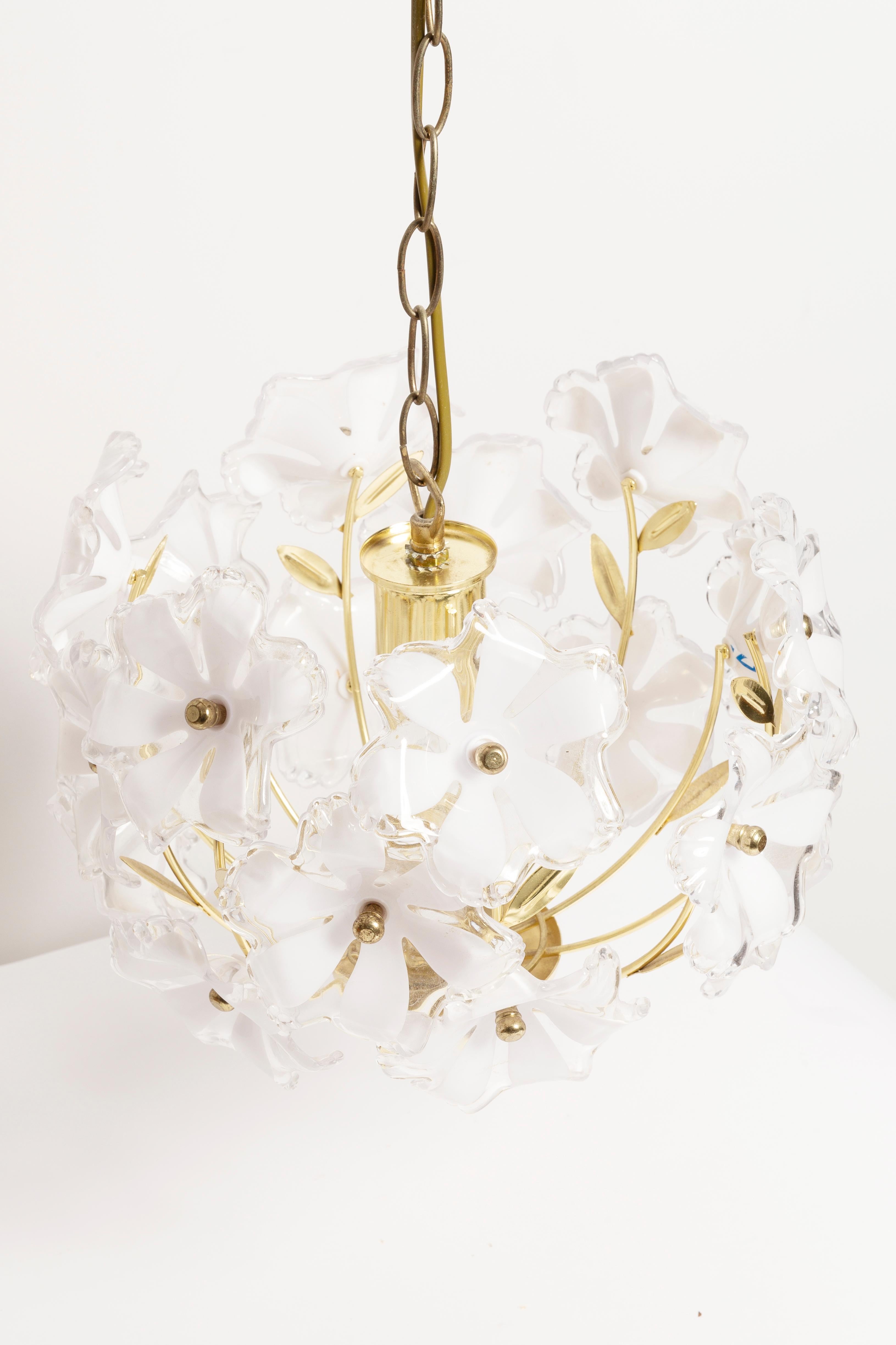 Mid Century, Hollywood Regency Medium Ceiling Lamp, White Flowers, Italy, 1960s For Sale 2
