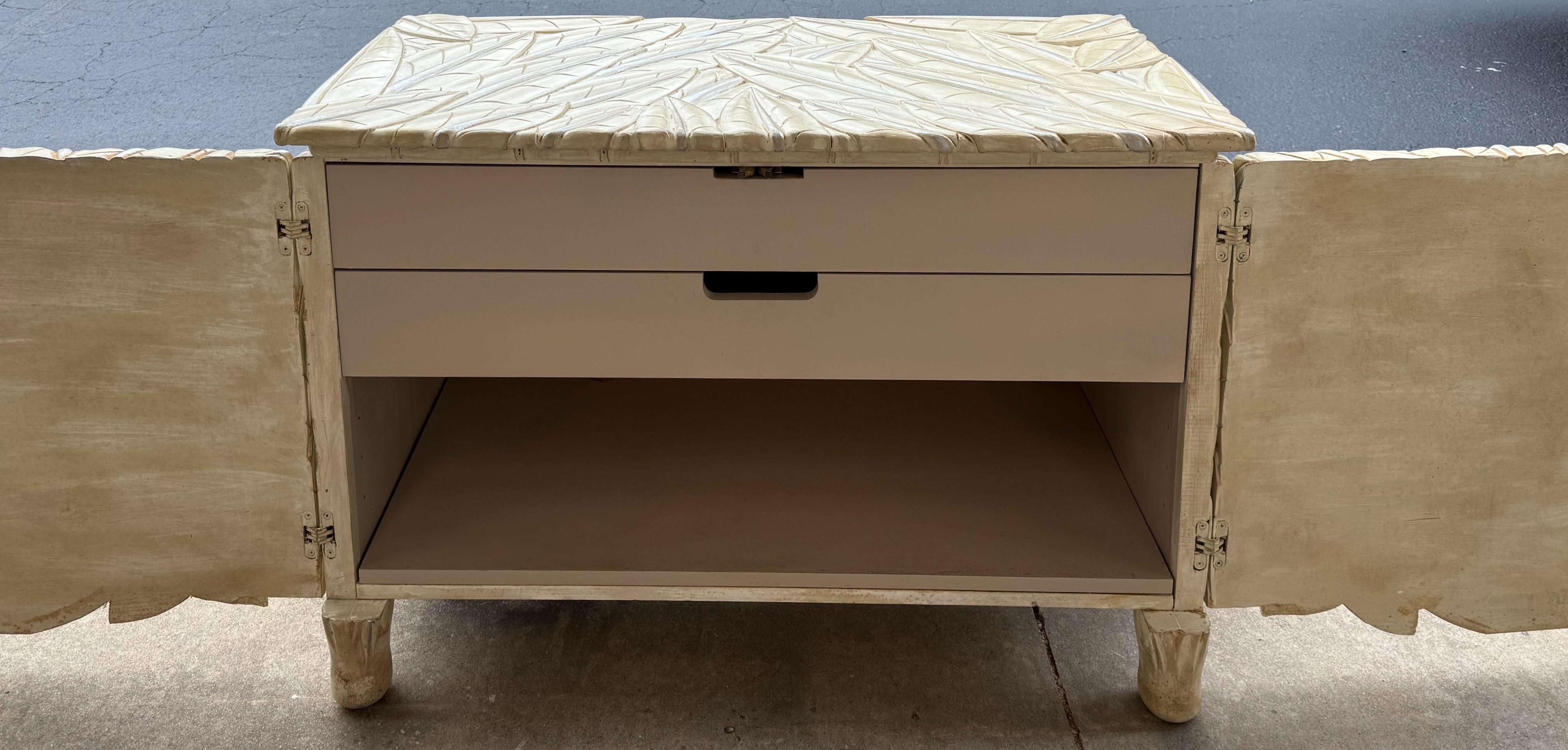 Pareja de Armarios / Cómodas de Mitad de Siglo Hollywood Regency Orgánicos Modernos Tallados Palmera Madera frutal en venta