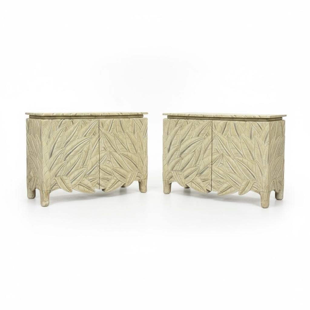 Pareja de Armarios / Cómodas de Mitad de Siglo Hollywood Regency Orgánicos Modernos Tallados Palmera en venta 2