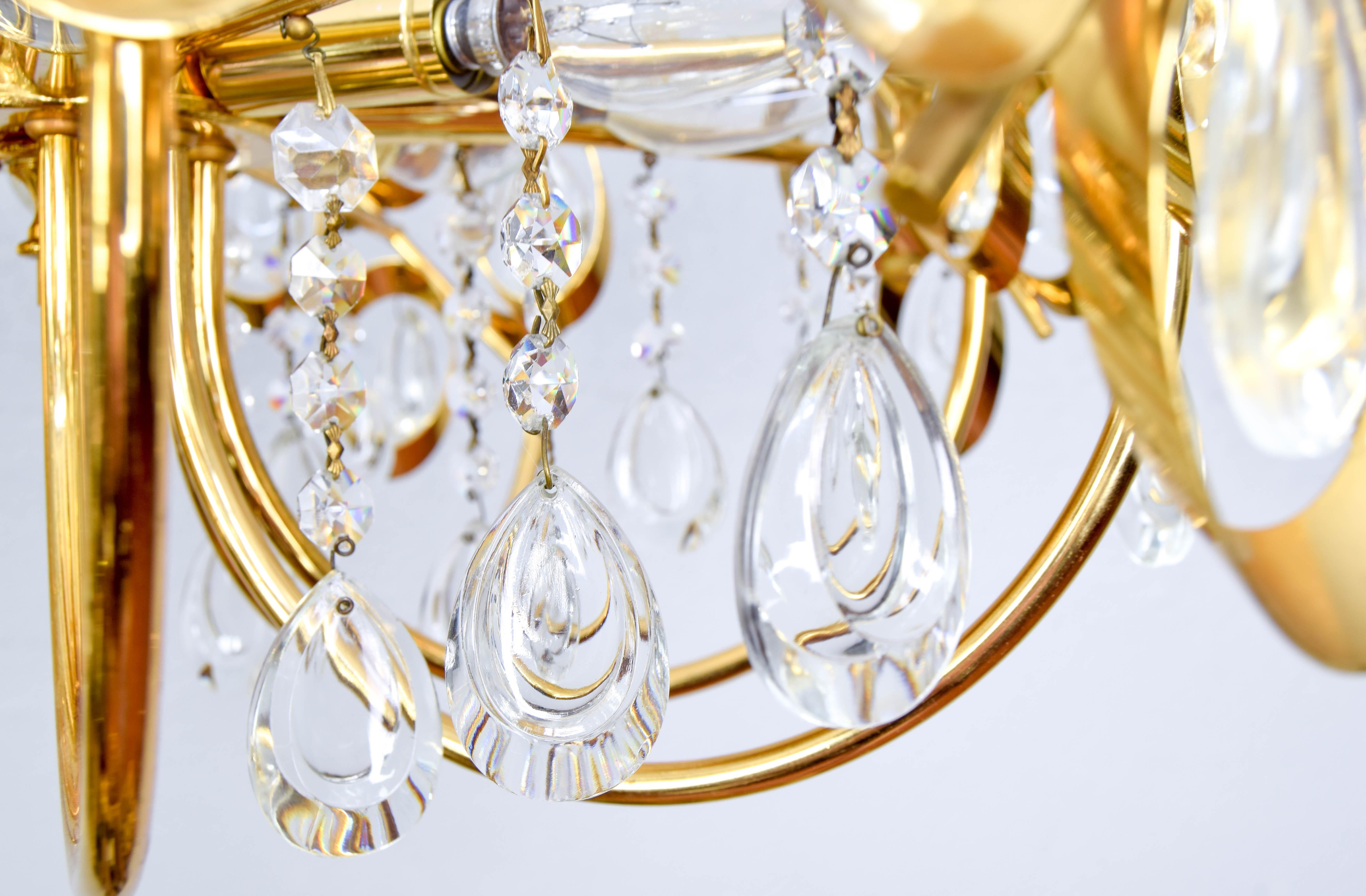 Mid-Century Hollywood Regency Palwa-Kronleuchter aus vergoldetem Messing und Kristall im Angebot 4