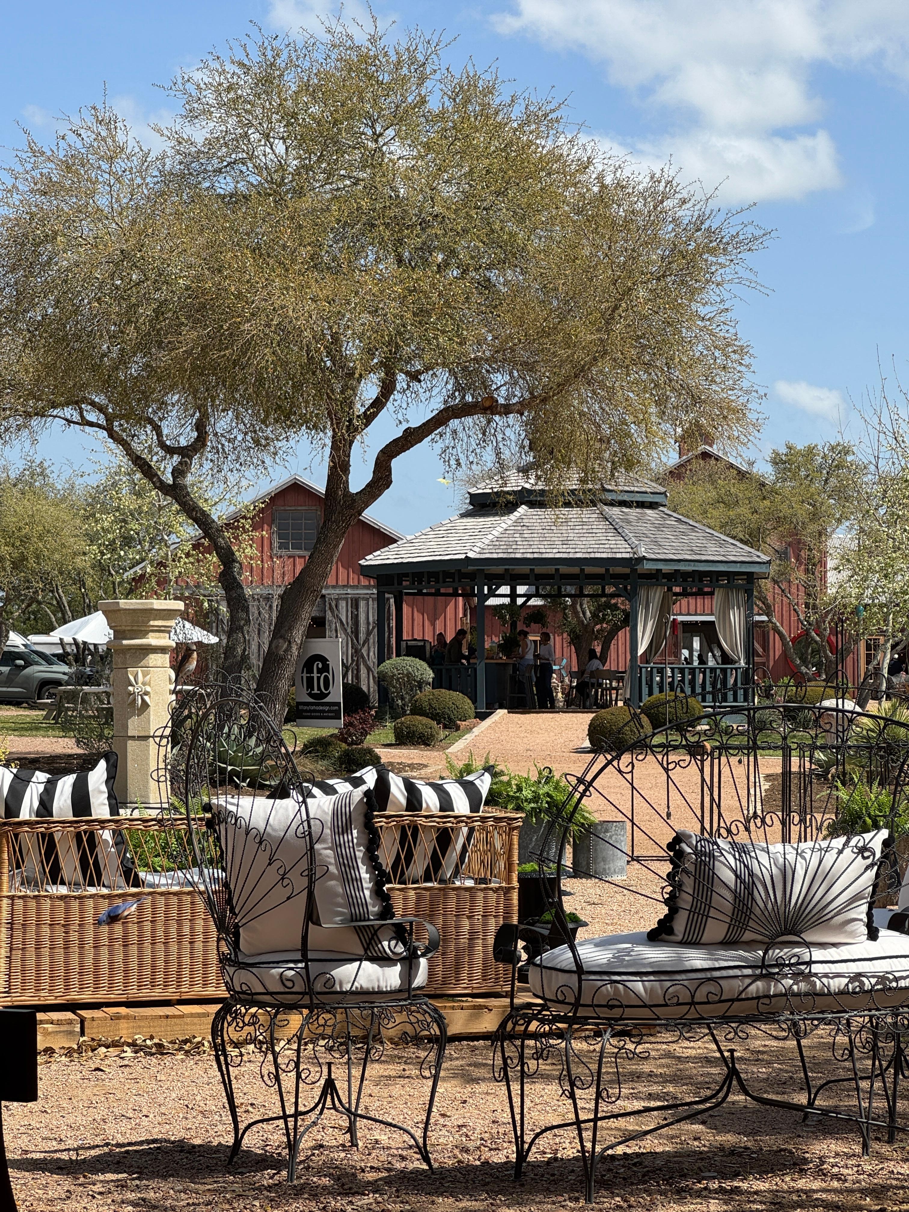 Sedie Hollywood Regency Peacock di John Salterini, coppia di metà secolo in vendita 5