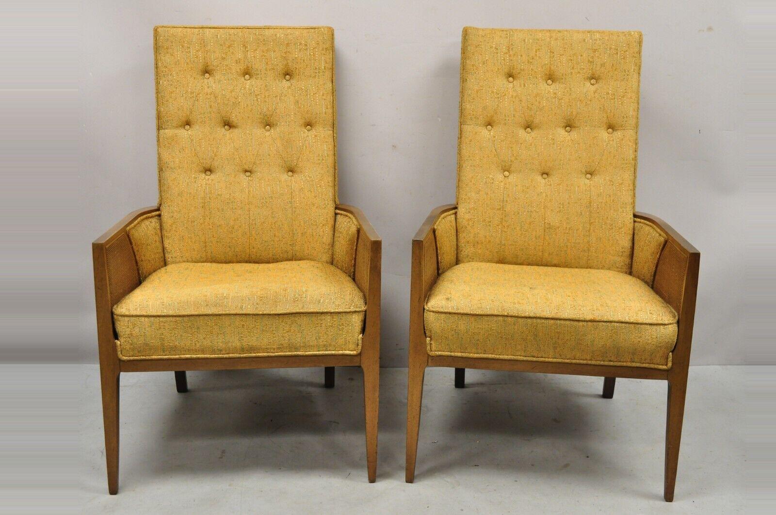 Mid Century Hollywood Regency Holz geschnitzt Cane Panel Lounge Chairs - ein Paar. Seitenteile aus Schilfrohr, Massivholzrahmen, konische Beine, sehr schönes Vintage-Paar, schlanke skulpturale Form, neu zu polstern. Durchgehend harter Schaum. Circa