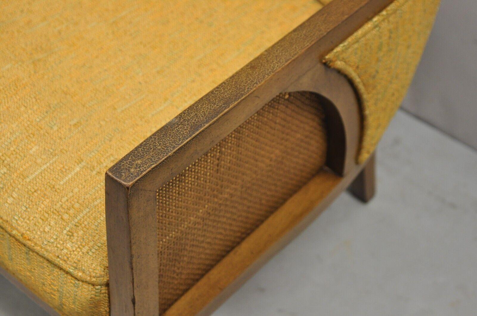 Mid Century Hollywood Regency Sillas de salón de madera esculpida con panel de caña - un par en venta 1