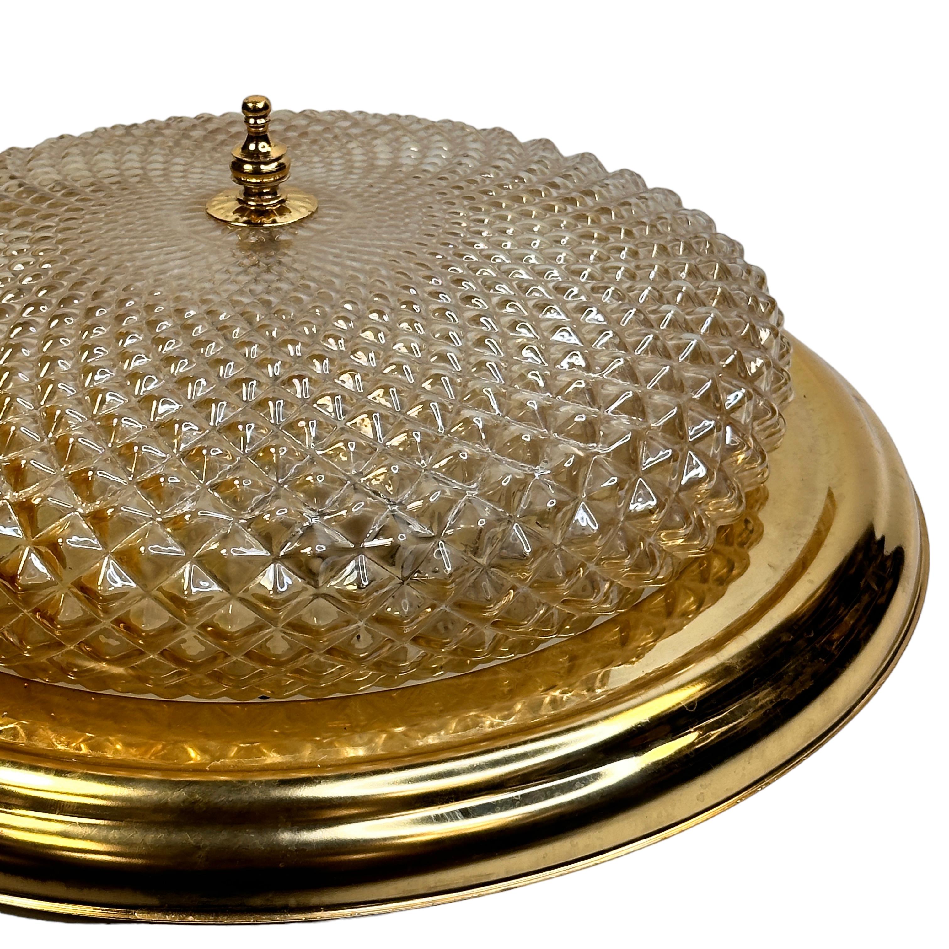 Metà XX secolo Lampada ad incasso in stile Hollywood Regency di metà secolo, in vetro ambrato e ottone in vendita