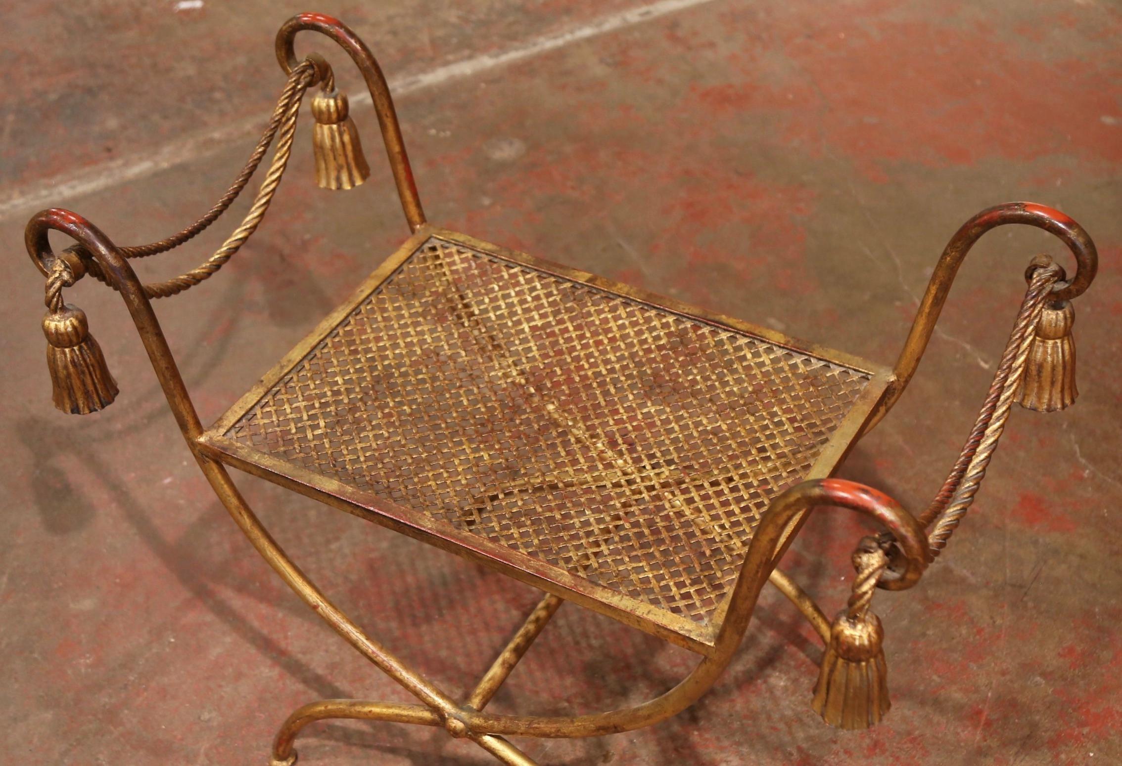 Midcentury Hollywood Regency Style Gilt Painted Metal Curule Form Bench In Excellent Condition In Dallas, TX