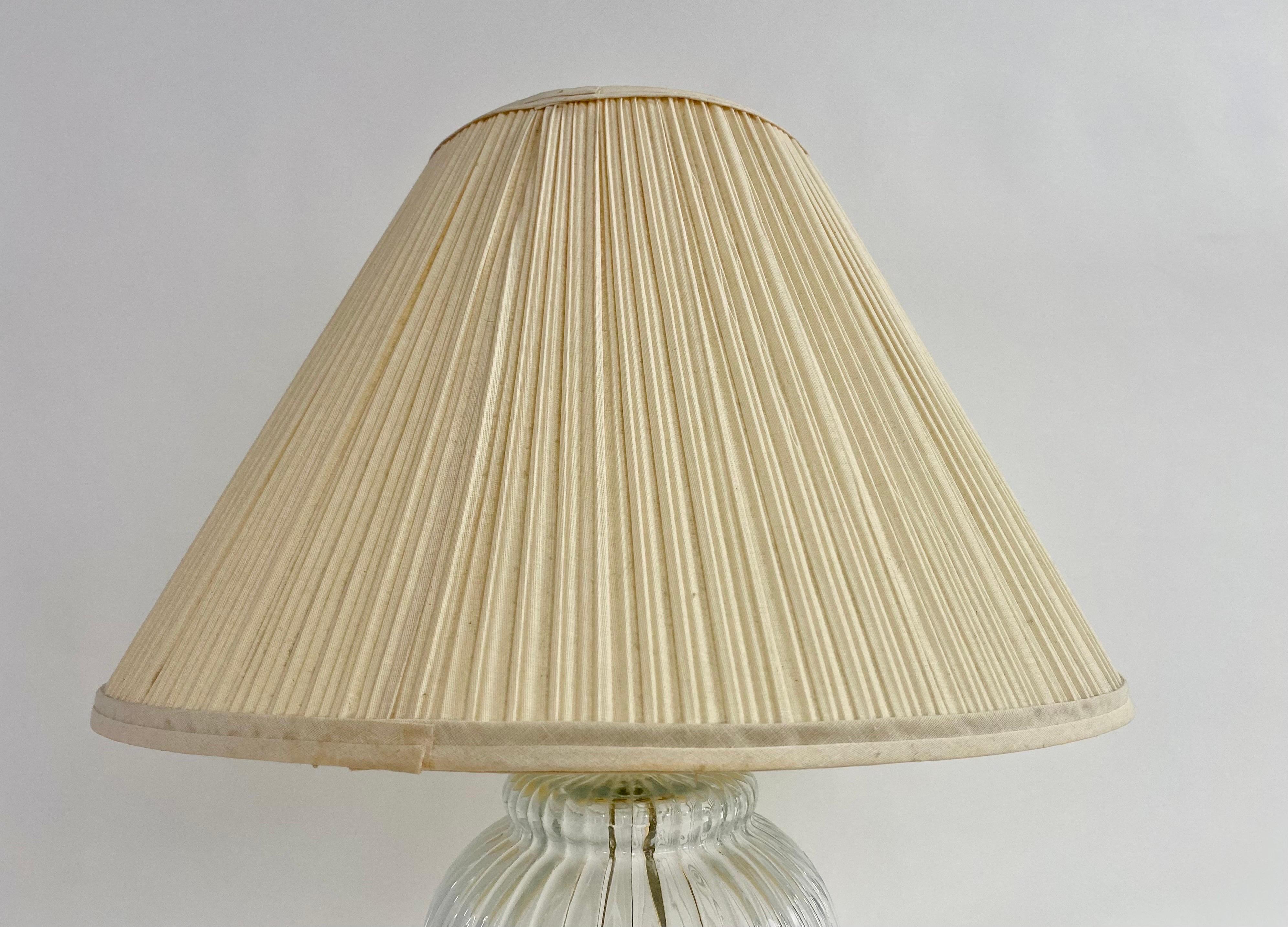 Midcentury Hollywood Regency Style Glass Table Lamp In Good Condition For Sale In Plainview, NY