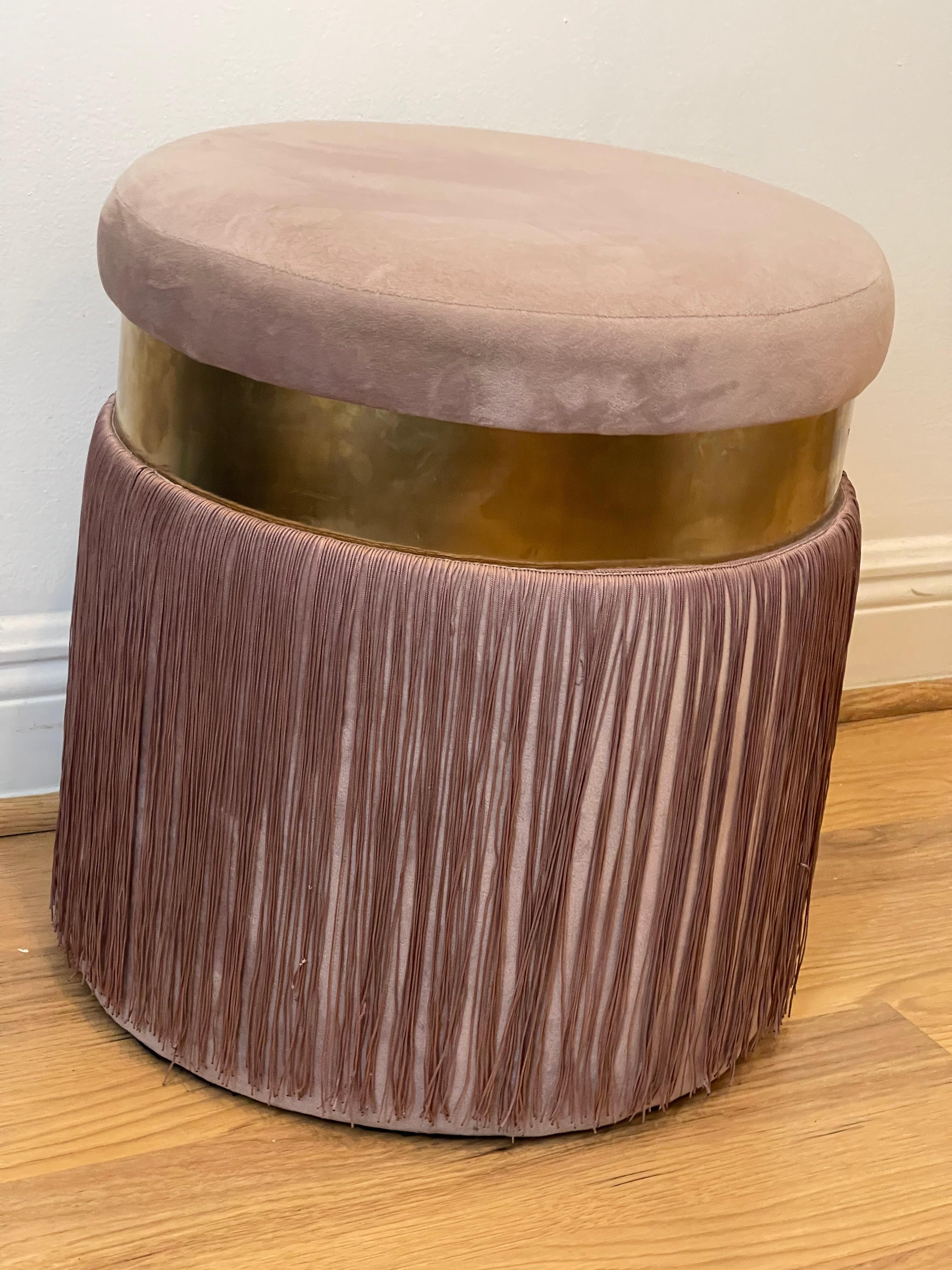 Pouf in tessuto scamosciato in stile Hollywood Regency della metà del secolo scorso con dettagli in ottone e lunghe frange in rosa pallido spolverato. 