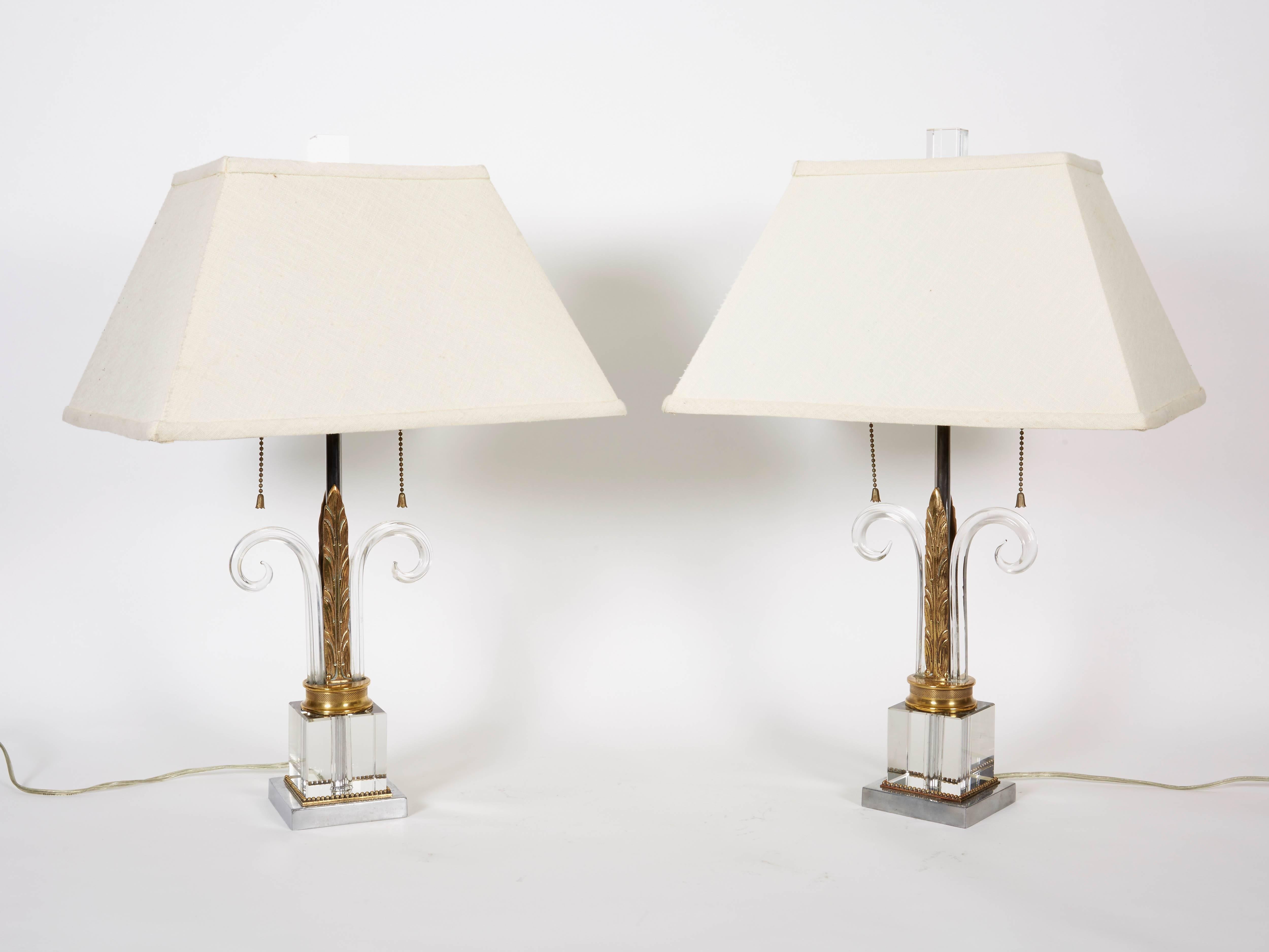 Pair of midcentury Hollywood Regency table lamps by Gilbert Rohde for Mutual Sunset Lighting Co.

Gilbert Rohde (1894 - 1944)

A pair of Lucite, glass, chromed steel, brass washed metal, table lamps with original shades.

USA,