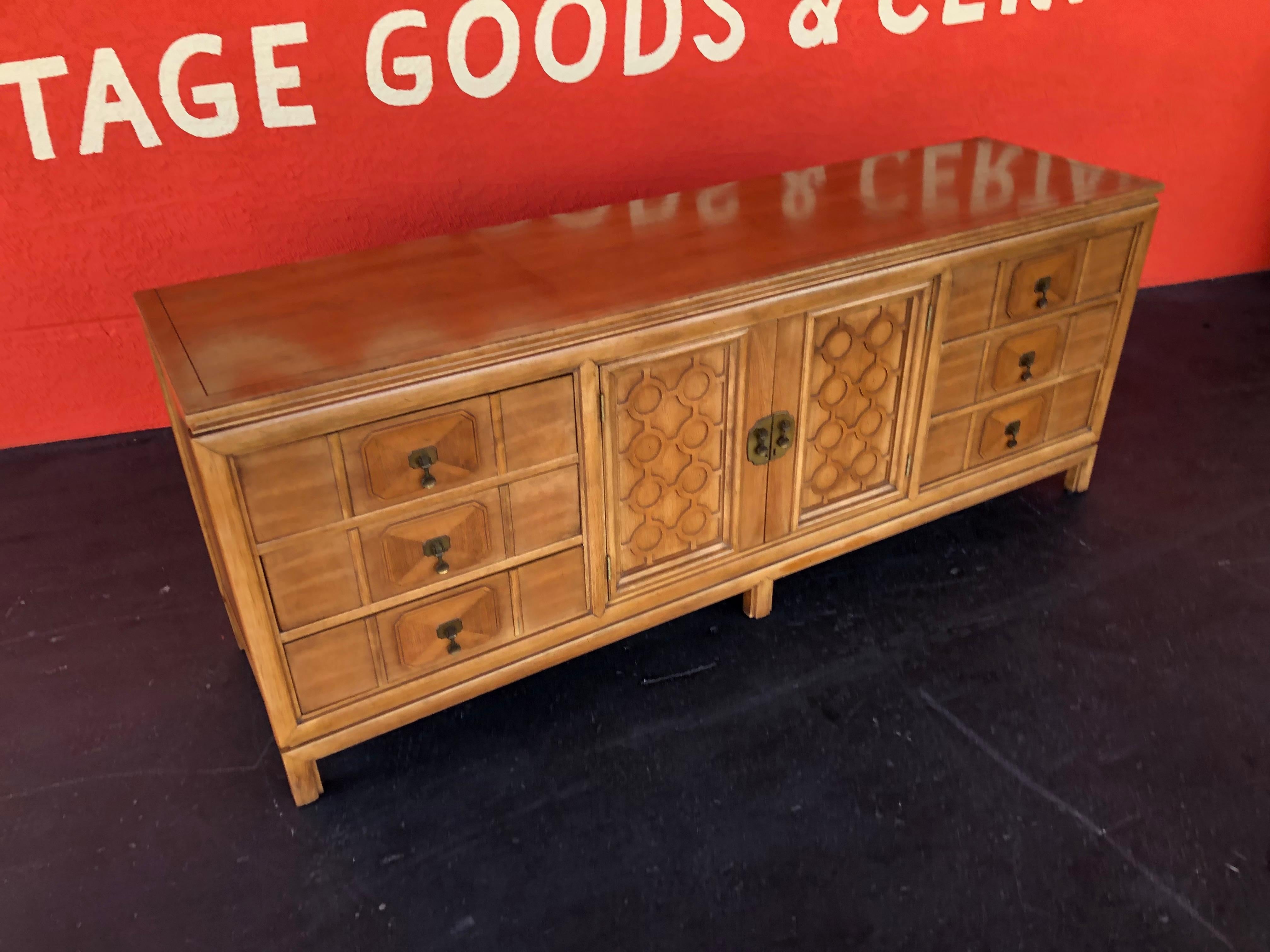 Mid Century Hollywood Regency Thomasville Tamerlane 5pc Bedroom Set In Good Condition For Sale In Lutz, FL