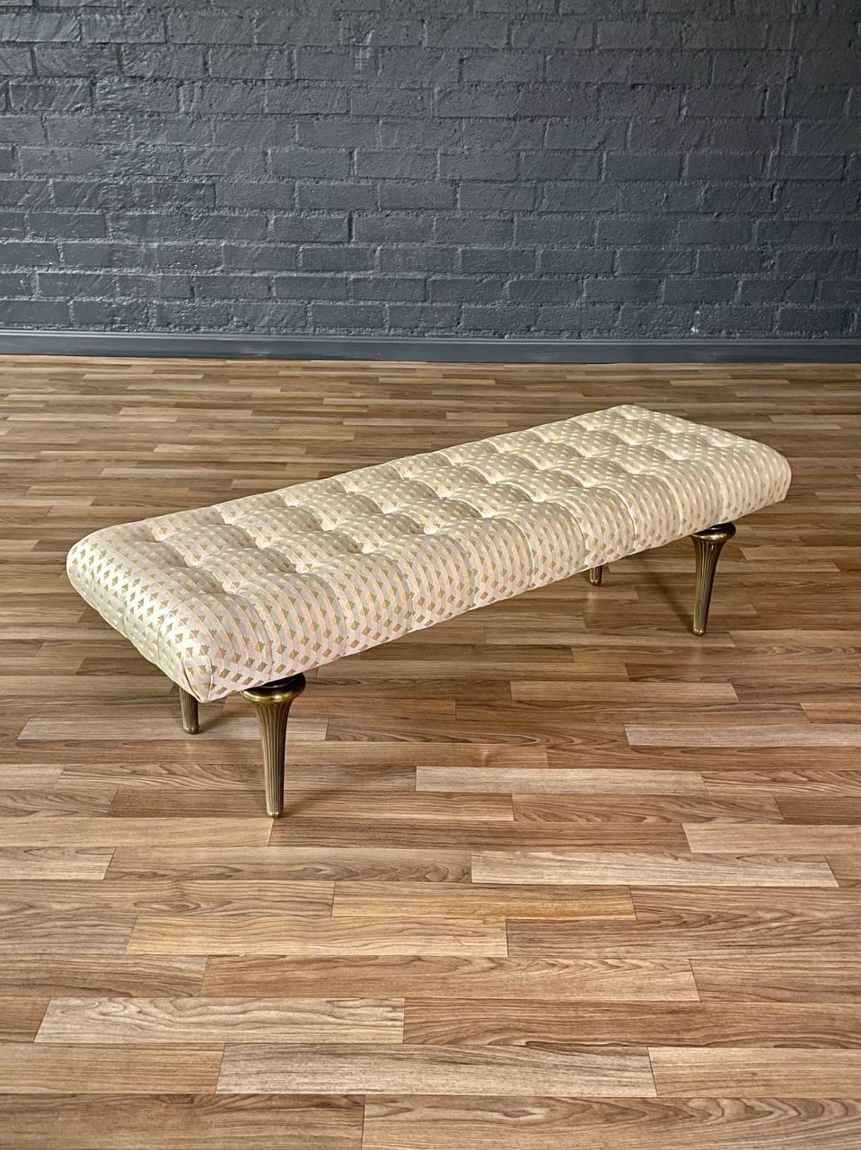 Condit : Condition Vintage Originale
MATERIAL : Tapisserie d'origine 

Cette élégante banquette Mid-Century Hollywood Regency présente une assise tuftée raffinée dans sa tapisserie vintage d'origine, ajoutant à la fois du charme et de