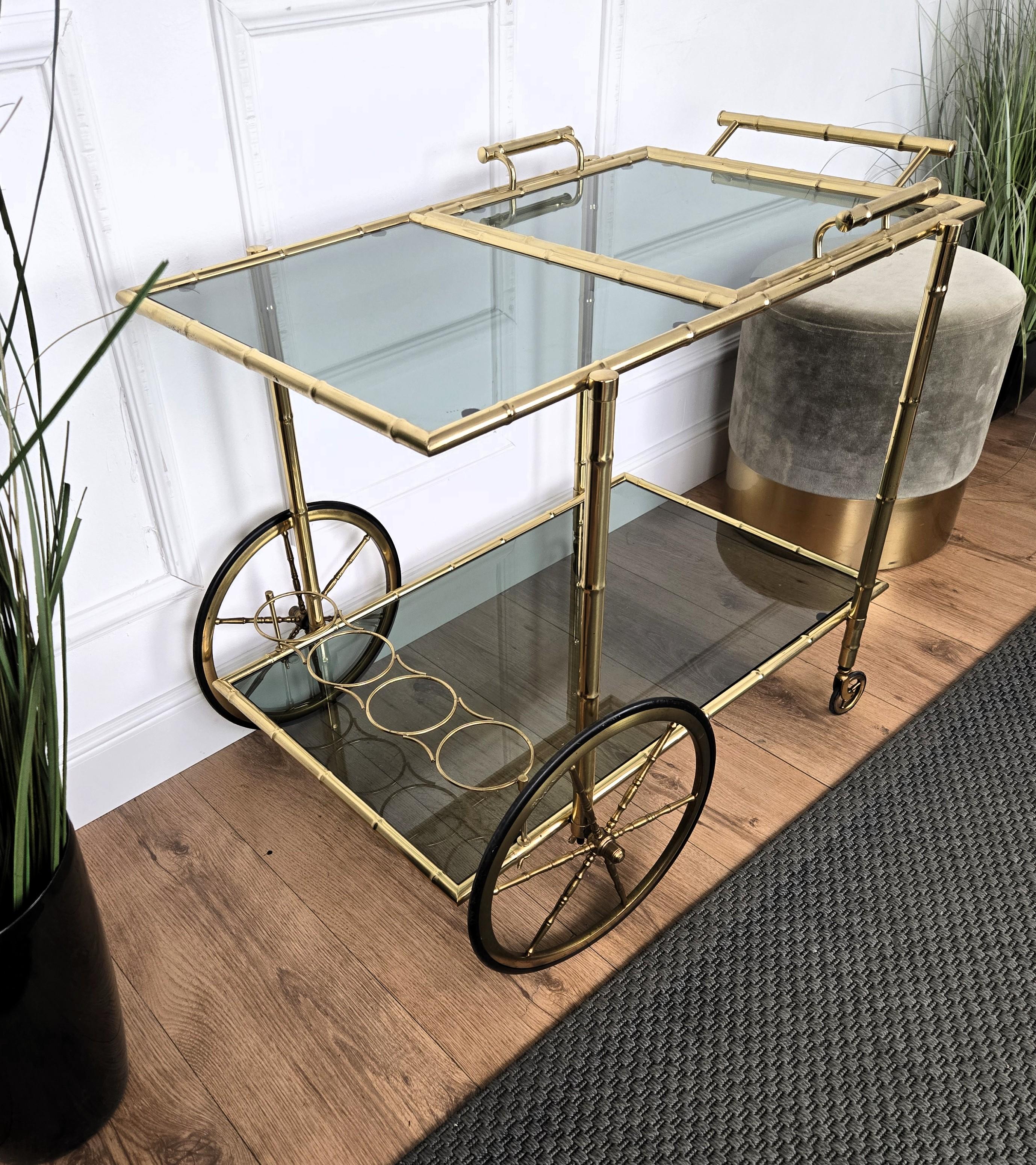 Chariot de bar à deux niveaux en laiton et verre, Italie, années 1970 en vente 3
