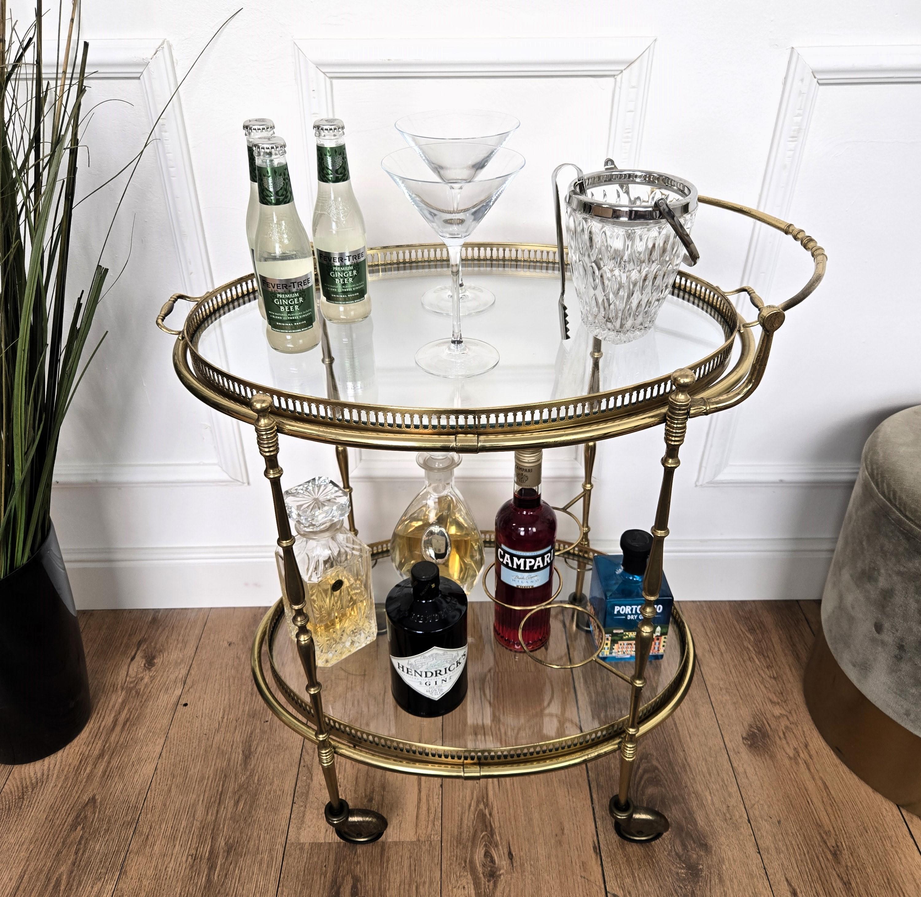 Hollywood Regency Chariot de bar à deux niveaux en laiton et verre, Italie, années 1970 en vente
