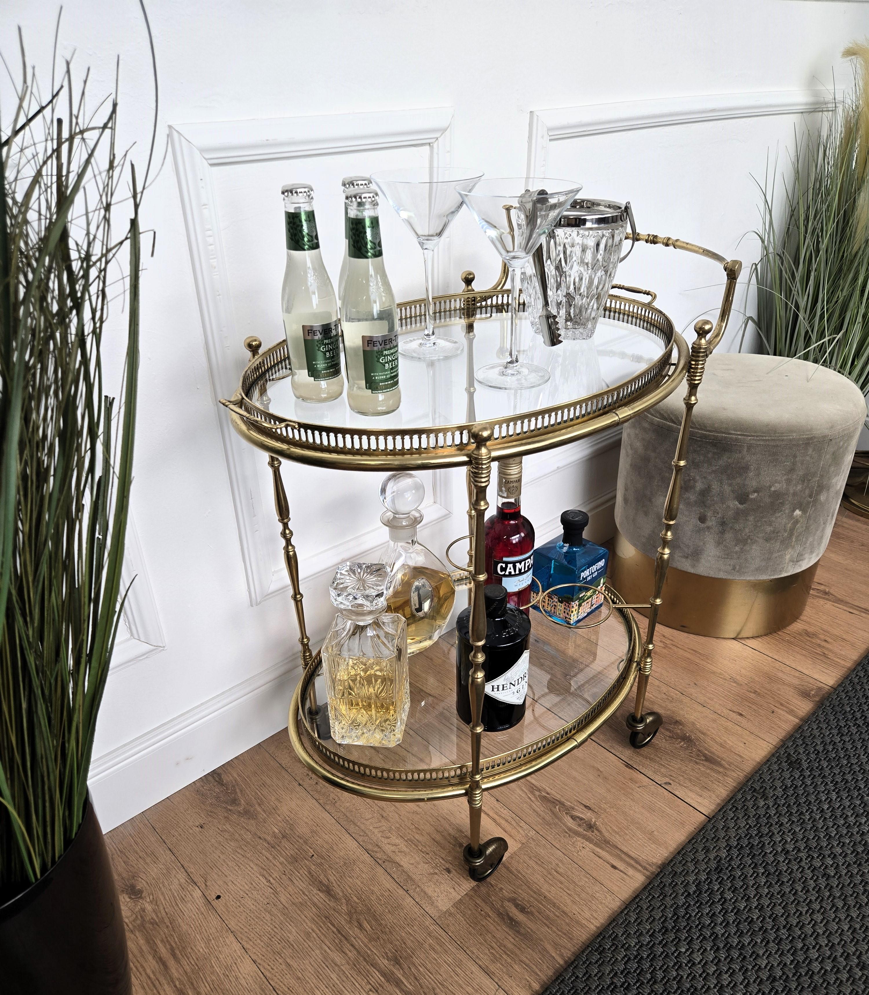 italien Chariot de bar à deux niveaux en laiton et verre, Italie, années 1970 en vente