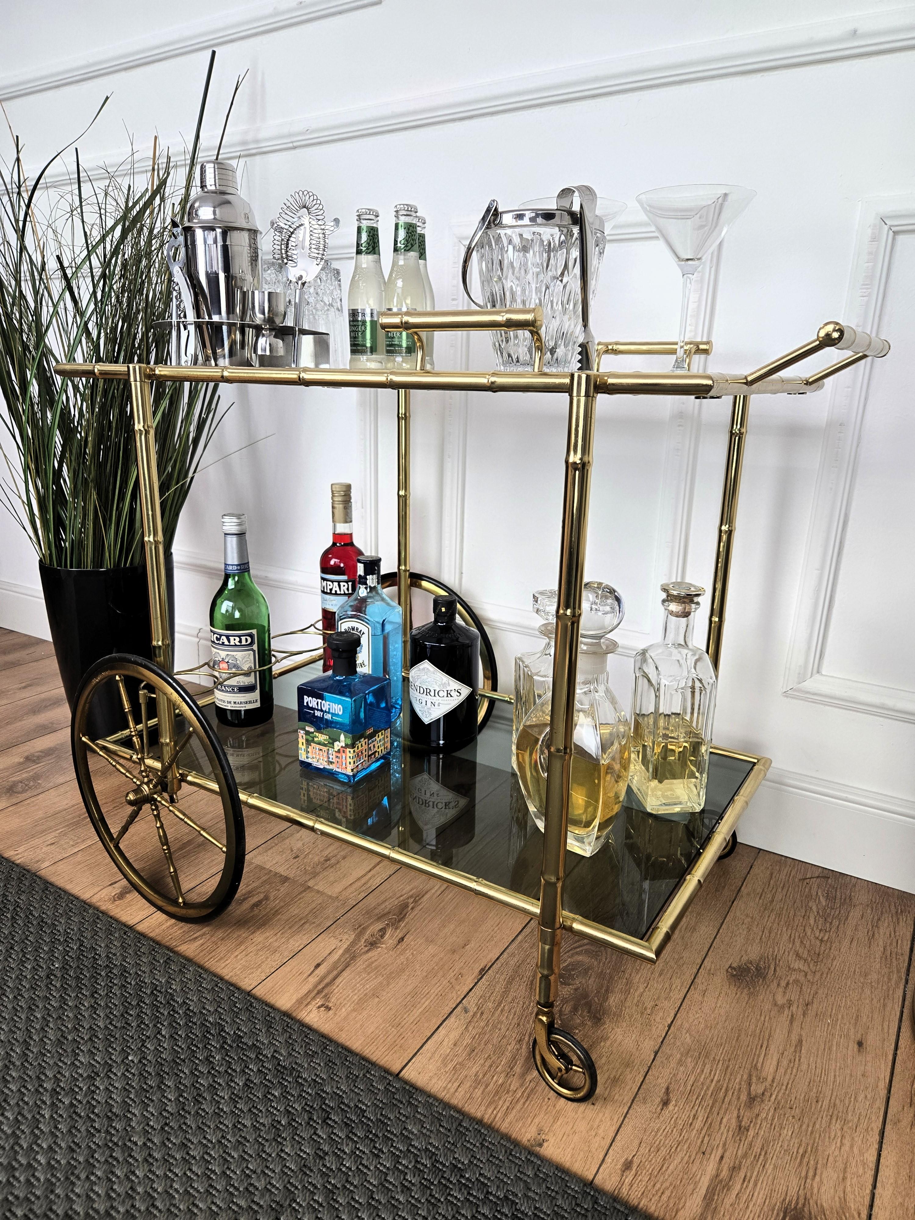 italien Chariot de bar à deux niveaux en laiton et verre, Italie, années 1970 en vente