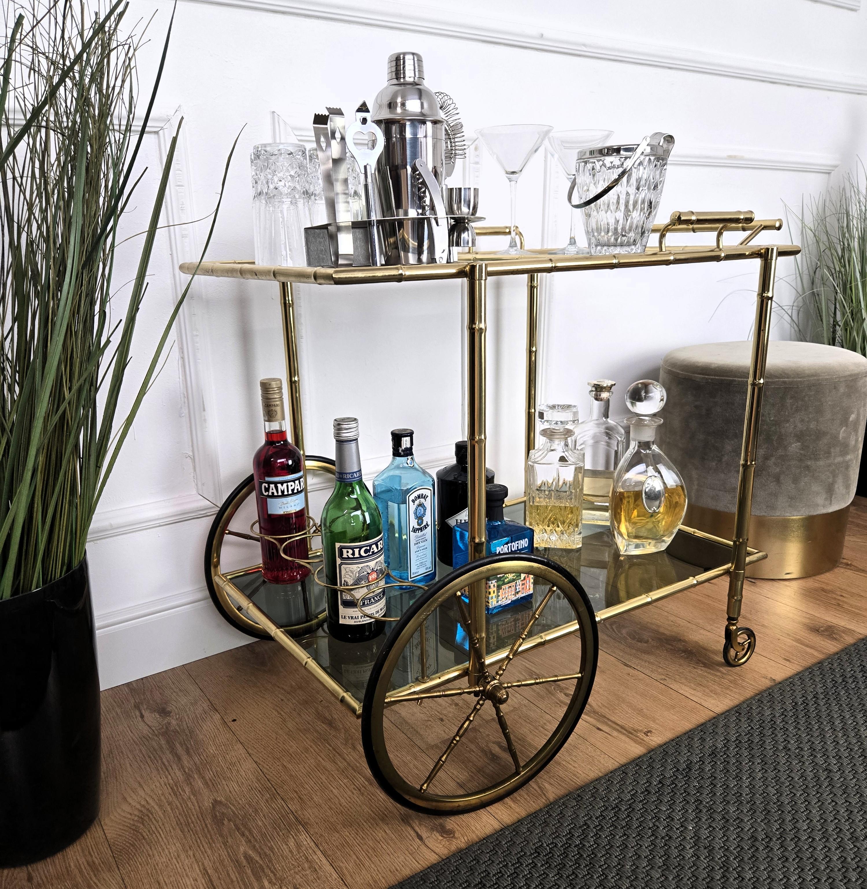 20ième siècle Chariot de bar à deux niveaux en laiton et verre, Italie, années 1970 en vente