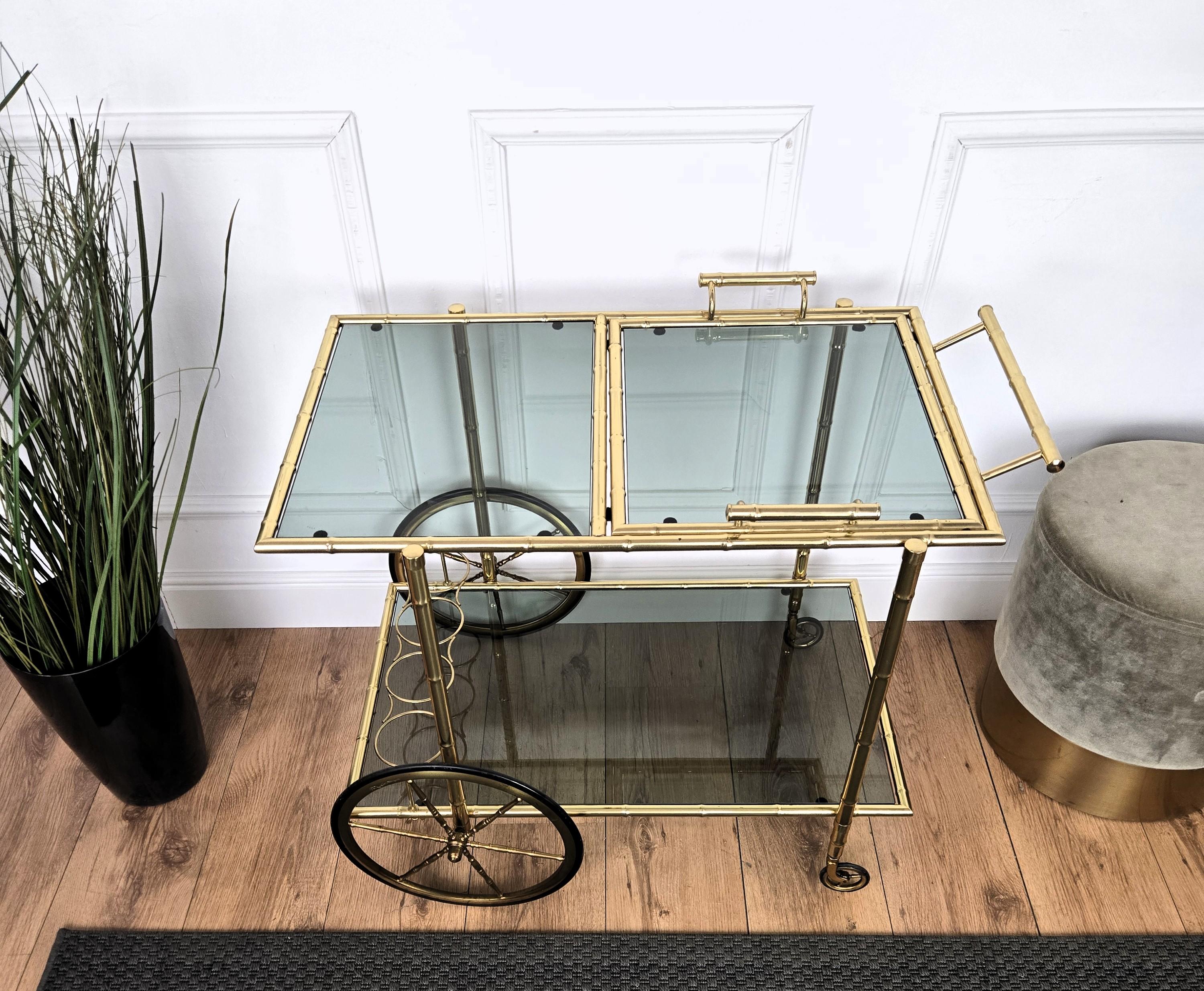 Chariot de bar à deux niveaux en laiton et verre, Italie, années 1970 en vente 1