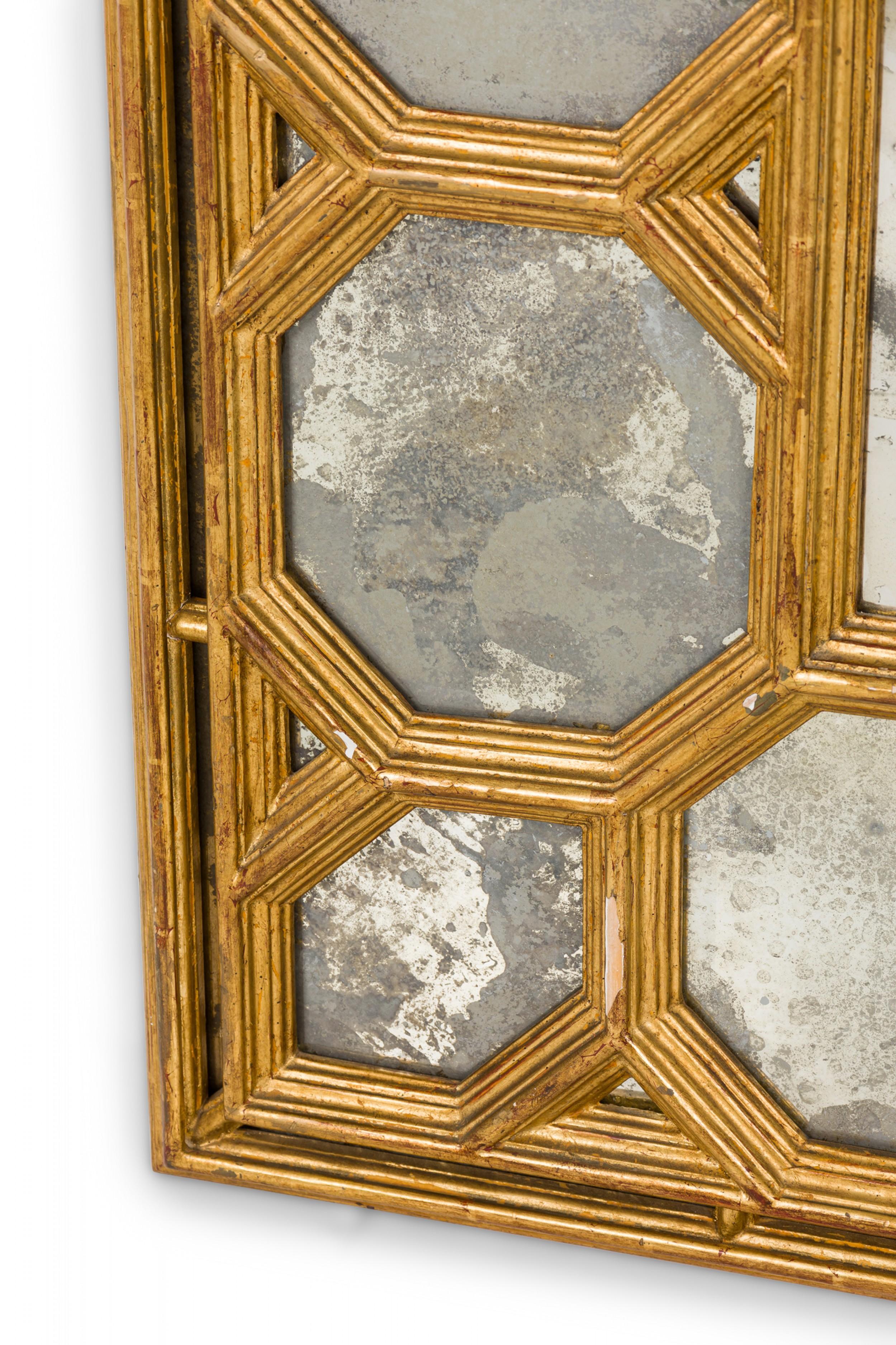 Rechteckiger Wandspiegel im amerikanischen Hollywood-Regency-Stil aus der Mitte des Jahrhunderts mit geometrischen, kreisförmigen Spiegeln aus vergoldetem Holz, die einen zentralen rechteckigen Spiegel einrahmen (Prov: Estate of Michael Taylor).