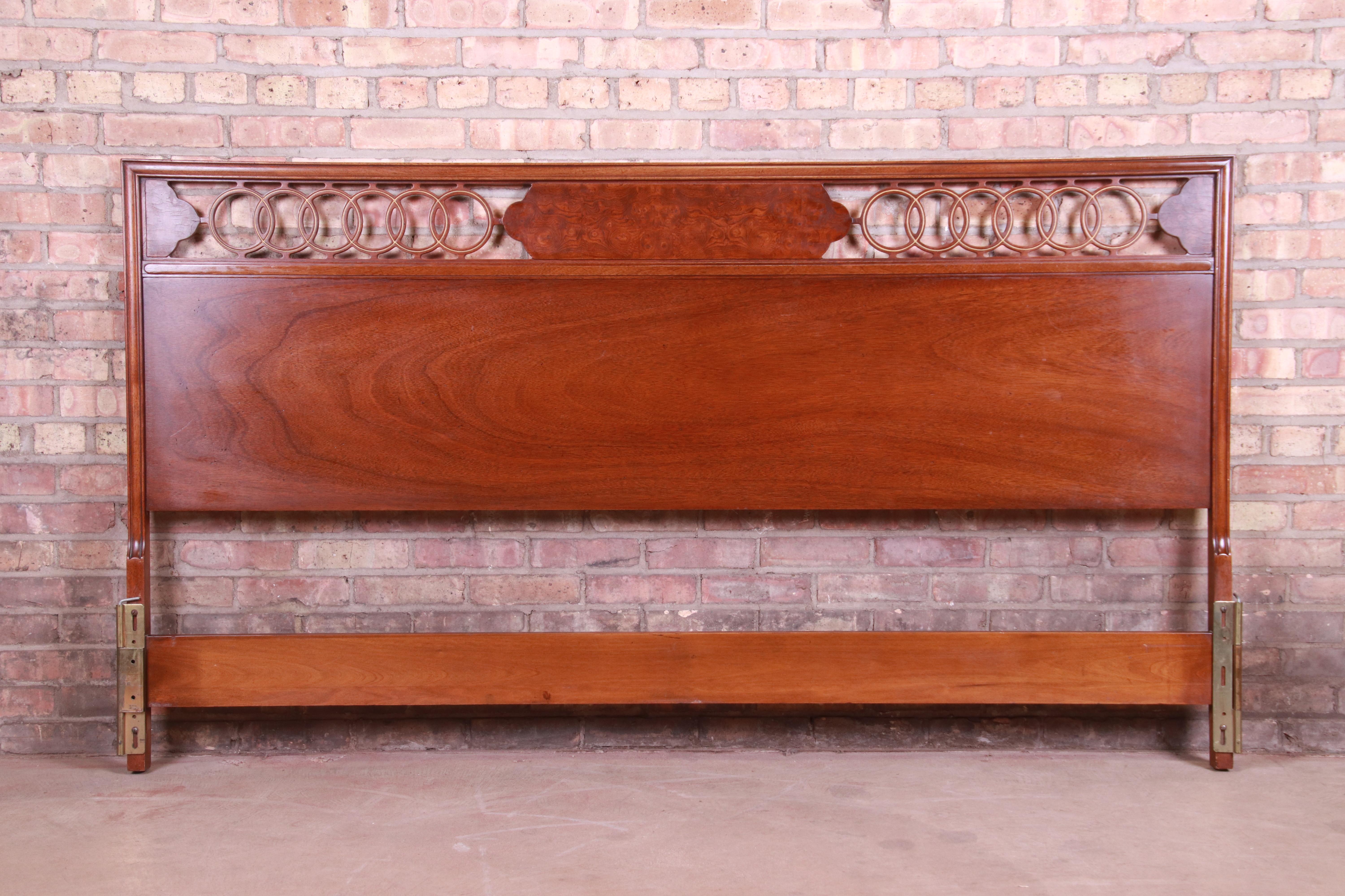 A gorgeous Mid-Century Modern Hollywood Regency walnut and burl wood king size headboard

In the manner of Michael Taylor for Baker Furniture

USA, circa 1960s

Measures: 77.25