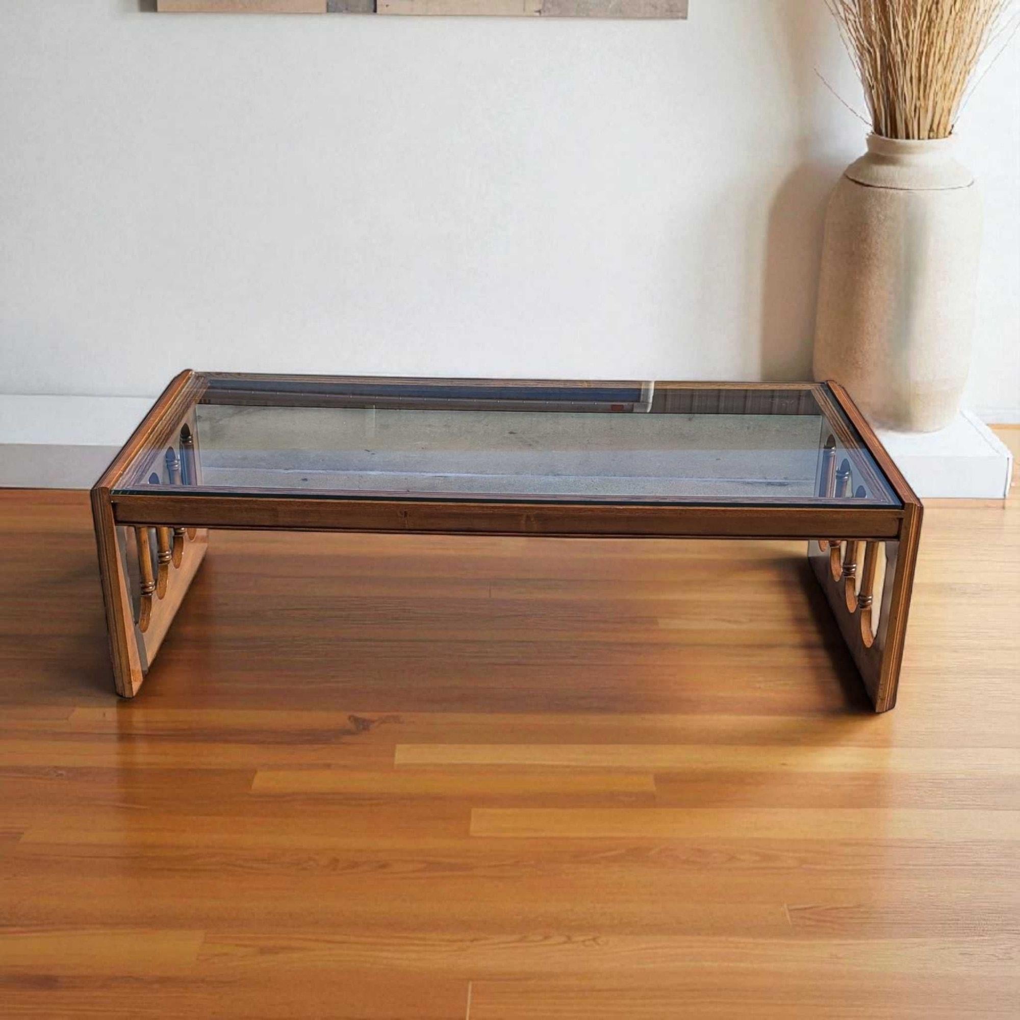 Table basse à plateau en verre, finition noyer, Hollywood Regency, milieu du siècle en vente 3