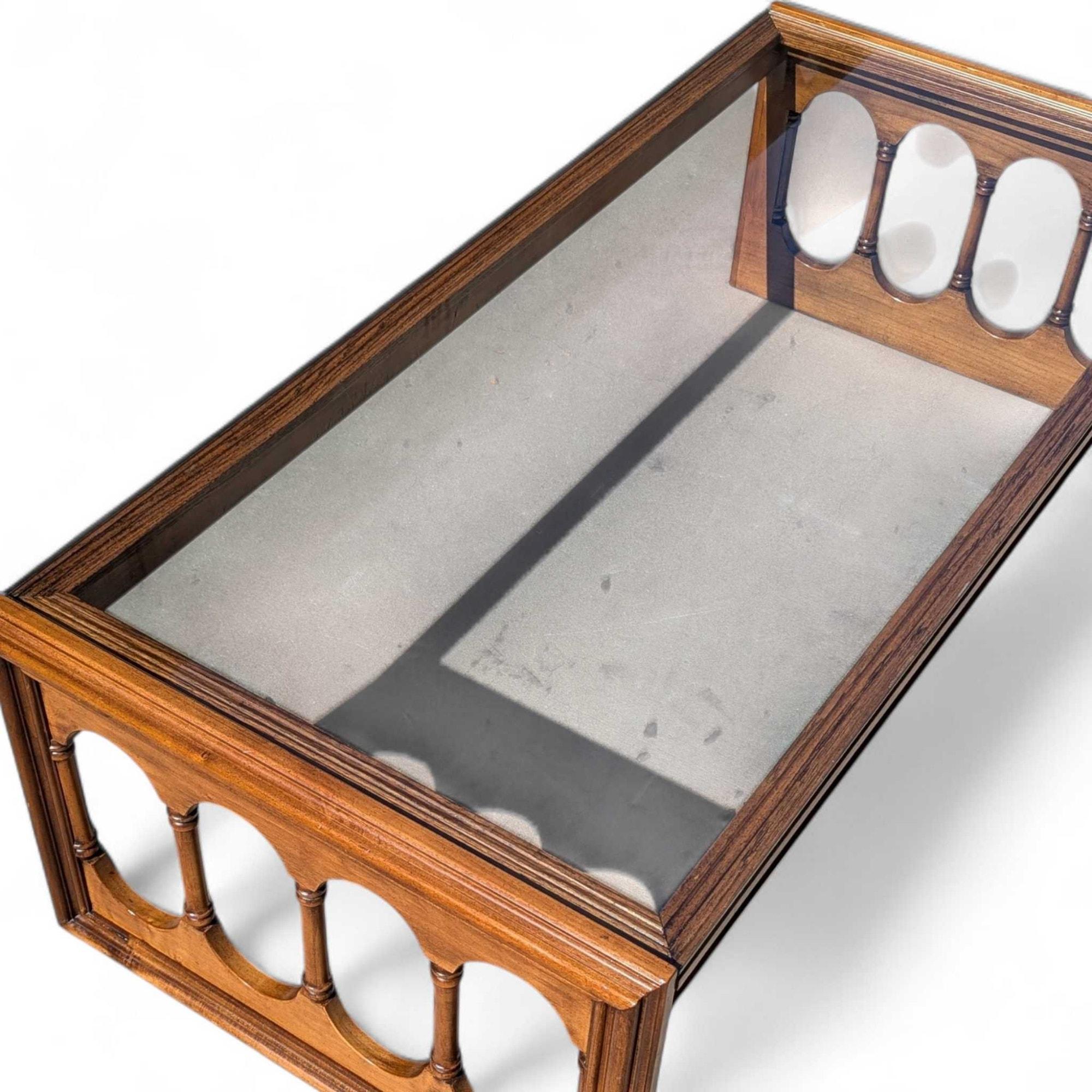 Table basse à plateau en verre, finition noyer, Hollywood Regency, milieu du siècle en vente 4
