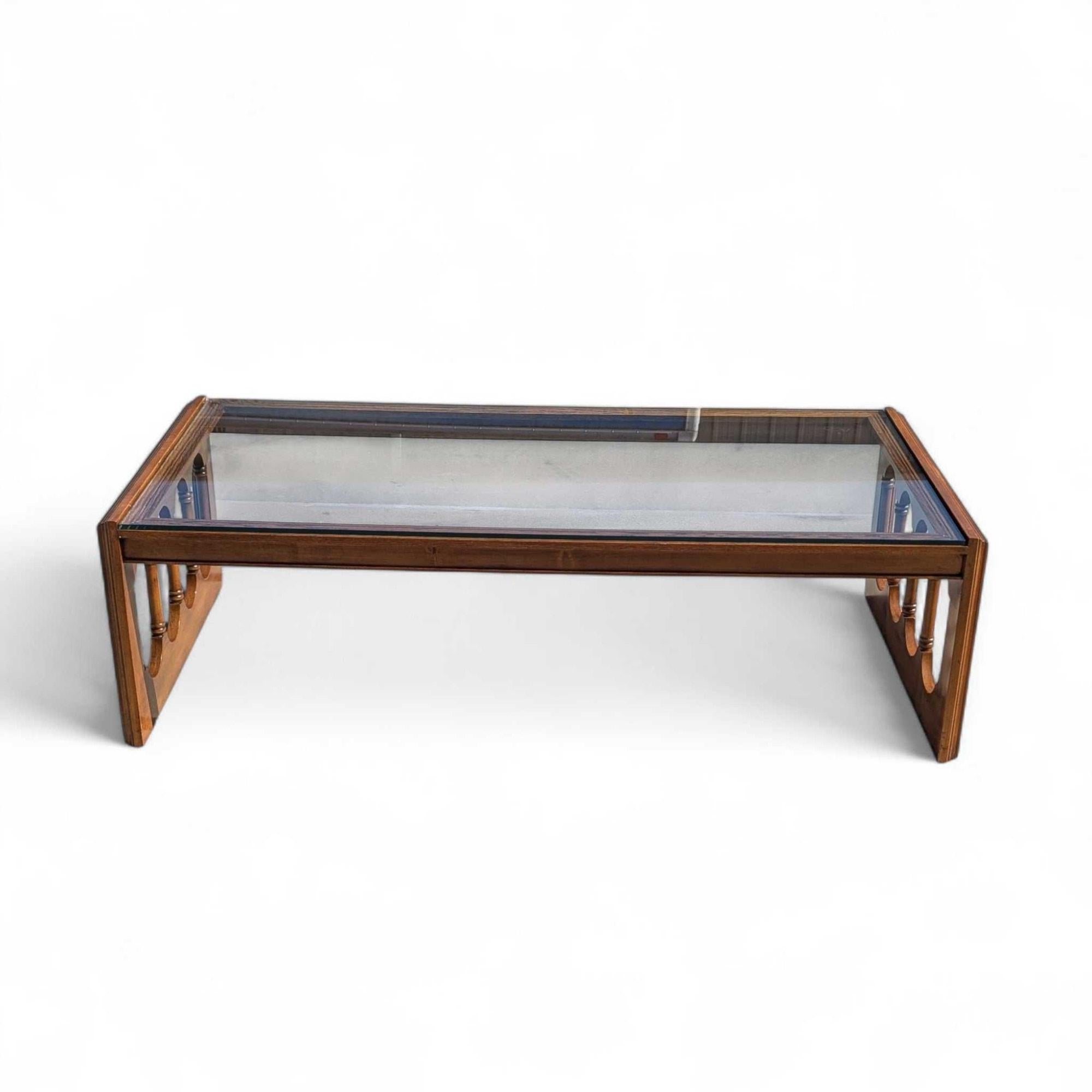 Table basse à plateau en verre, finition noyer, Hollywood Regency, milieu du siècle en vente 6