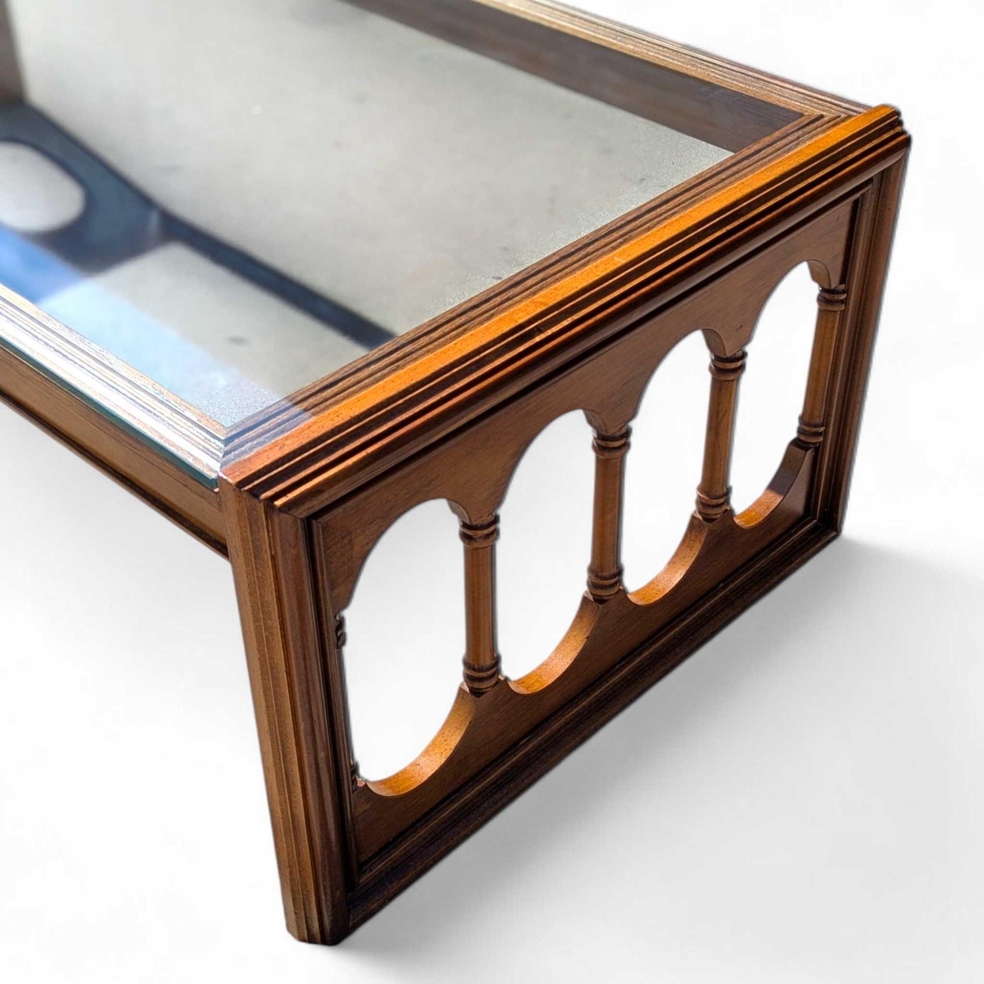 Mid-Century Modern Table basse à plateau en verre, finition noyer, Hollywood Regency, milieu du siècle en vente