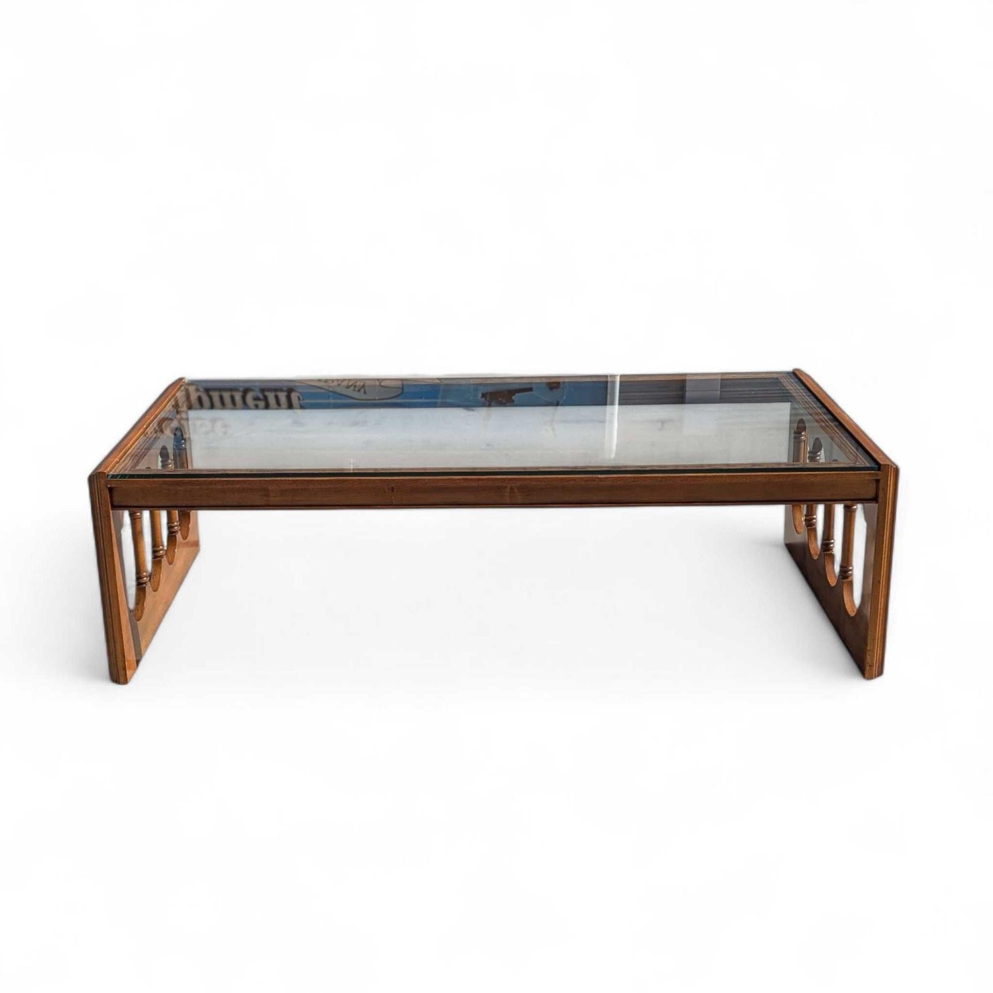 Table basse à plateau en verre, finition noyer, Hollywood Regency, milieu du siècle Bon état - En vente à Rancho Cucamonga, CA