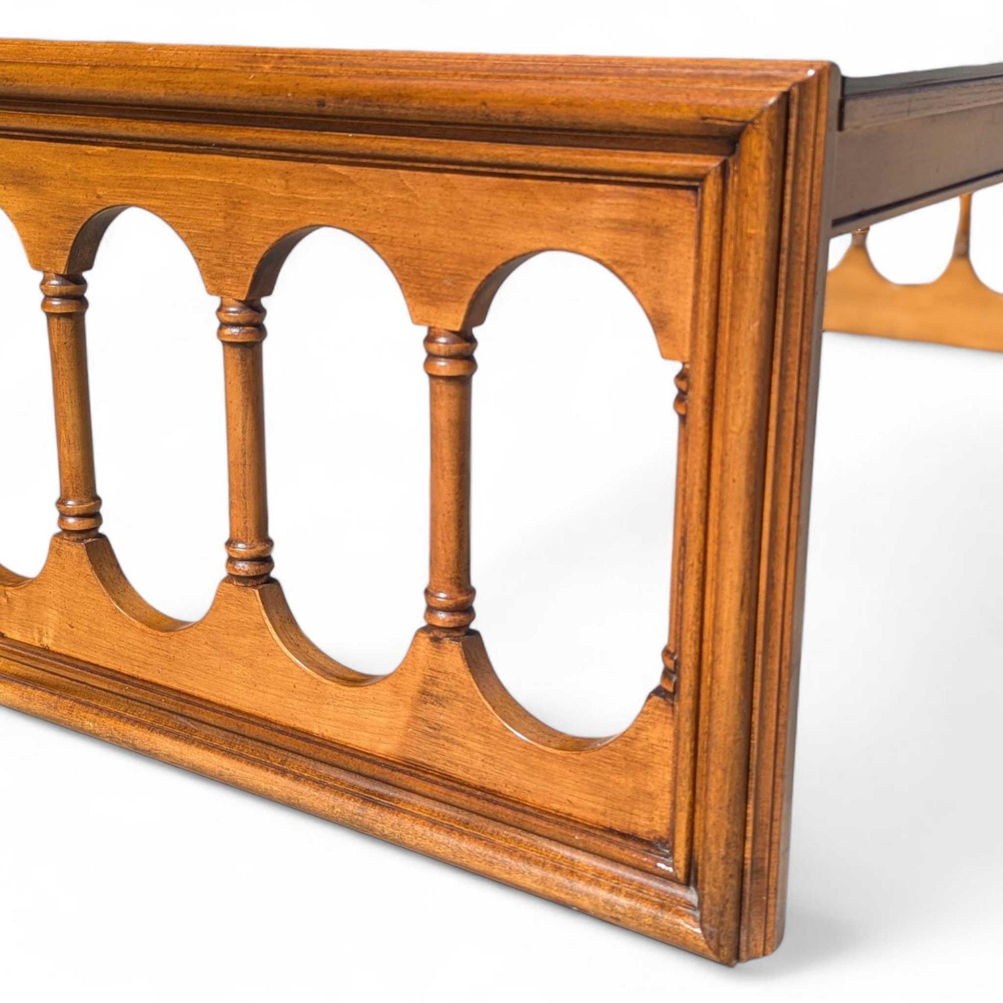 20ième siècle Table basse à plateau en verre, finition noyer, Hollywood Regency, milieu du siècle en vente