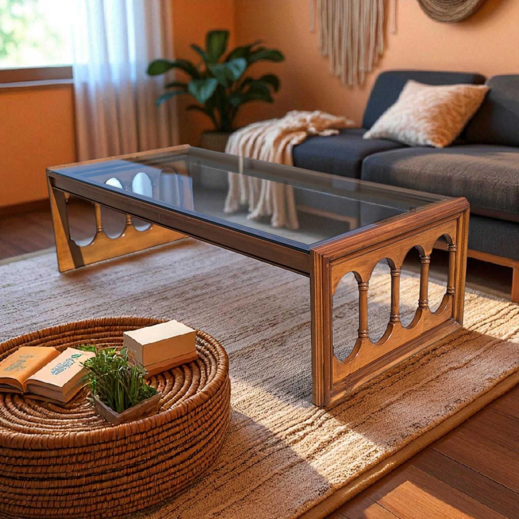 Bois Table basse à plateau en verre, finition noyer, Hollywood Regency, milieu du siècle en vente