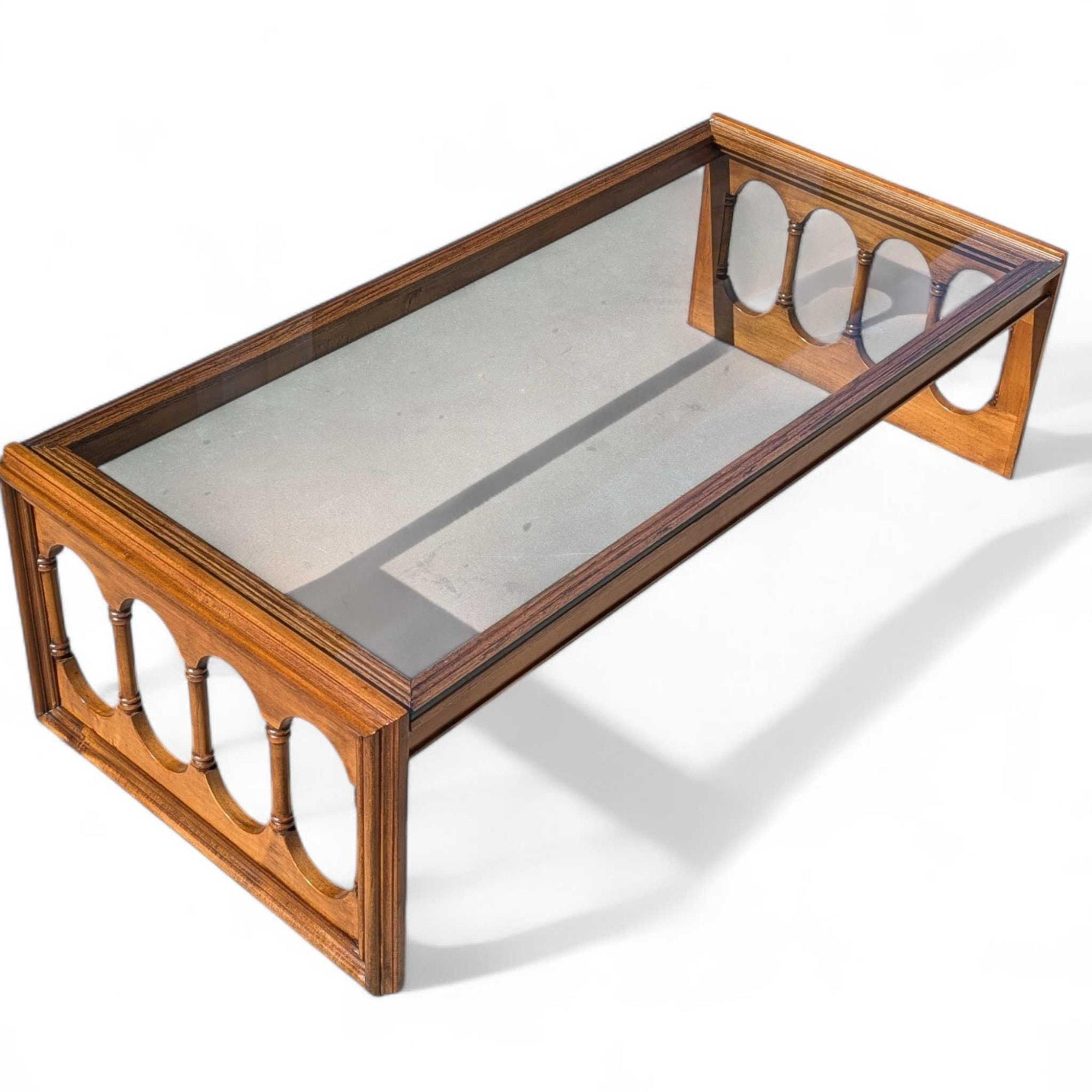 Table basse à plateau en verre, finition noyer, Hollywood Regency, milieu du siècle en vente 1
