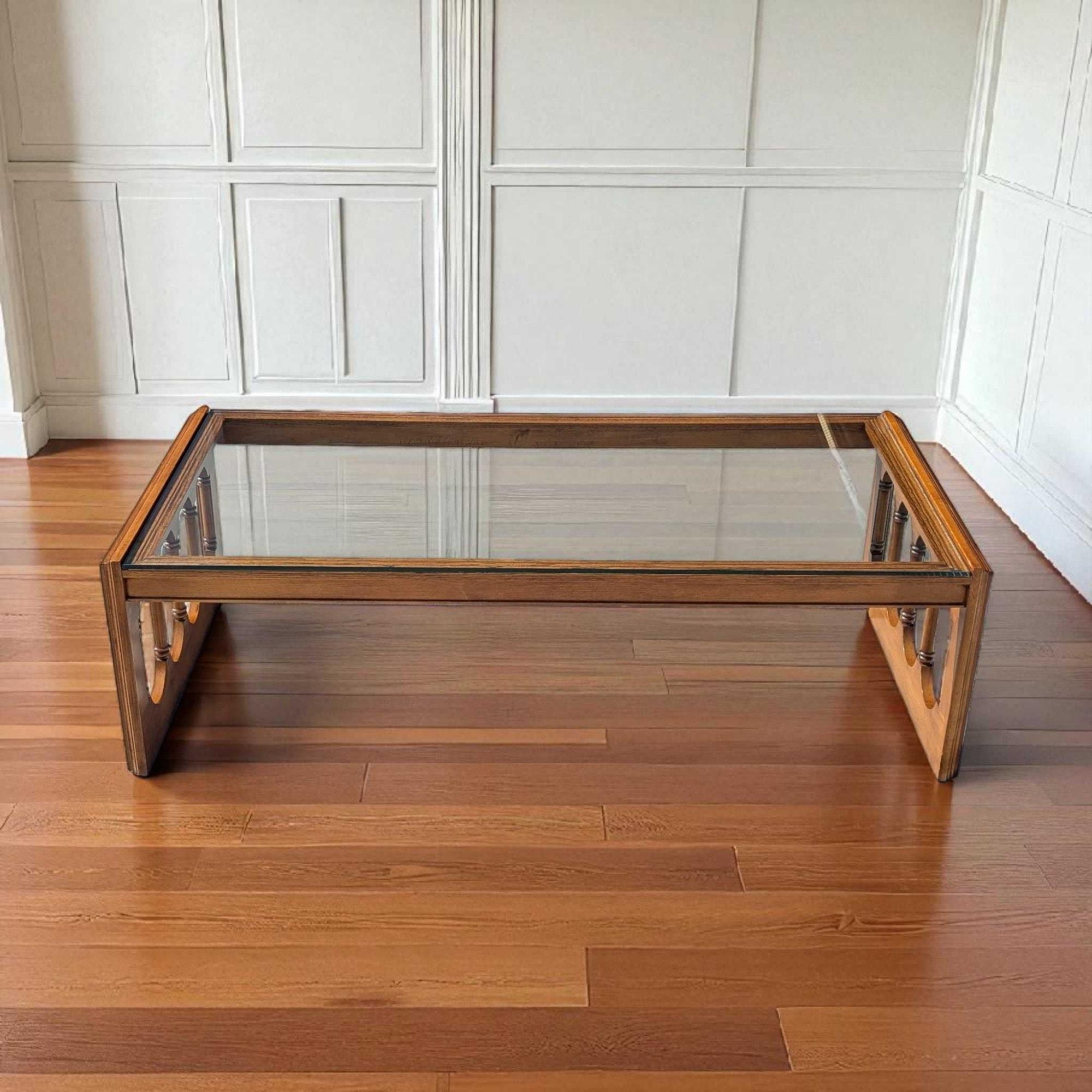 Table basse à plateau en verre, finition noyer, Hollywood Regency, milieu du siècle en vente 2