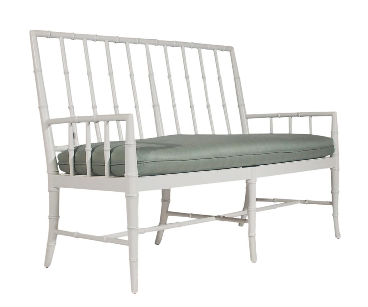 Mid-Century Hollywood Regency-Sessel oder Sofa aus weißem Rattan, Bambus und Schilfrohr (amerikanisch) im Angebot