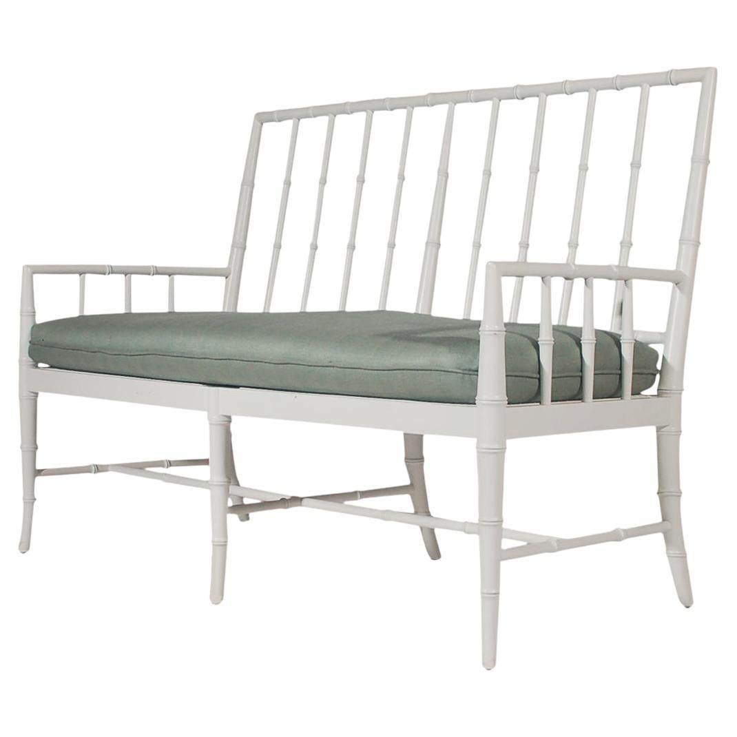 Mid-Century Hollywood Regency-Sessel oder Sofa aus weißem Rattan, Bambus und Schilfrohr im Angebot
