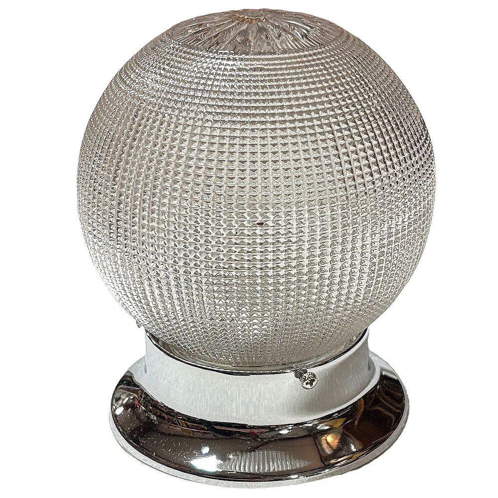 El colgante de techo Holophane, de estilo Hollywood Regency, tiene una clásica pantalla de cristal en forma de globo que difunde la luz de forma brillante. Un herraje de acero cromado complementa el cristal texturizado, añadiendo encanto