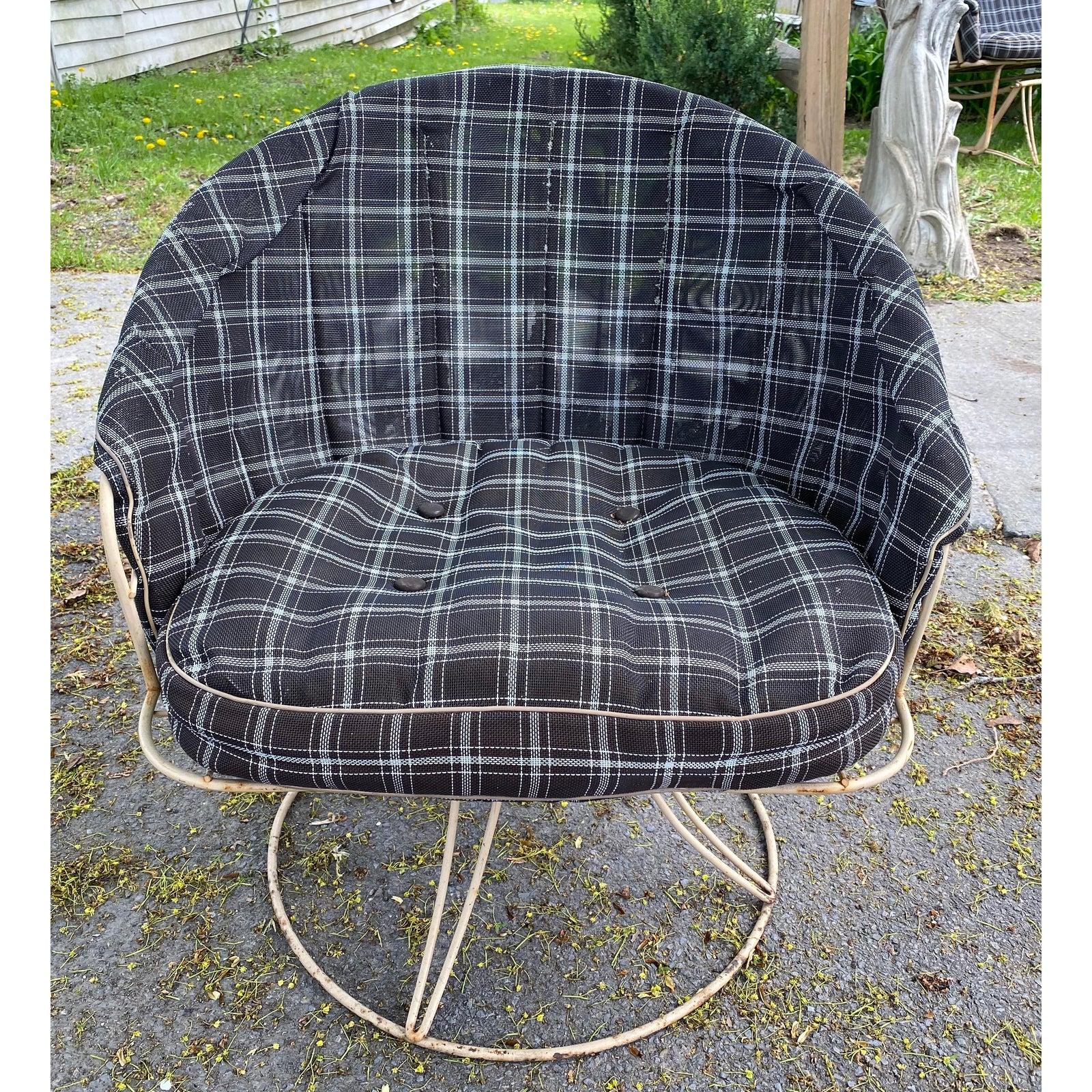 Mid-Century Homecrest Wrought Iron Patio Chair In Good Condition For Sale In Esperance, NY