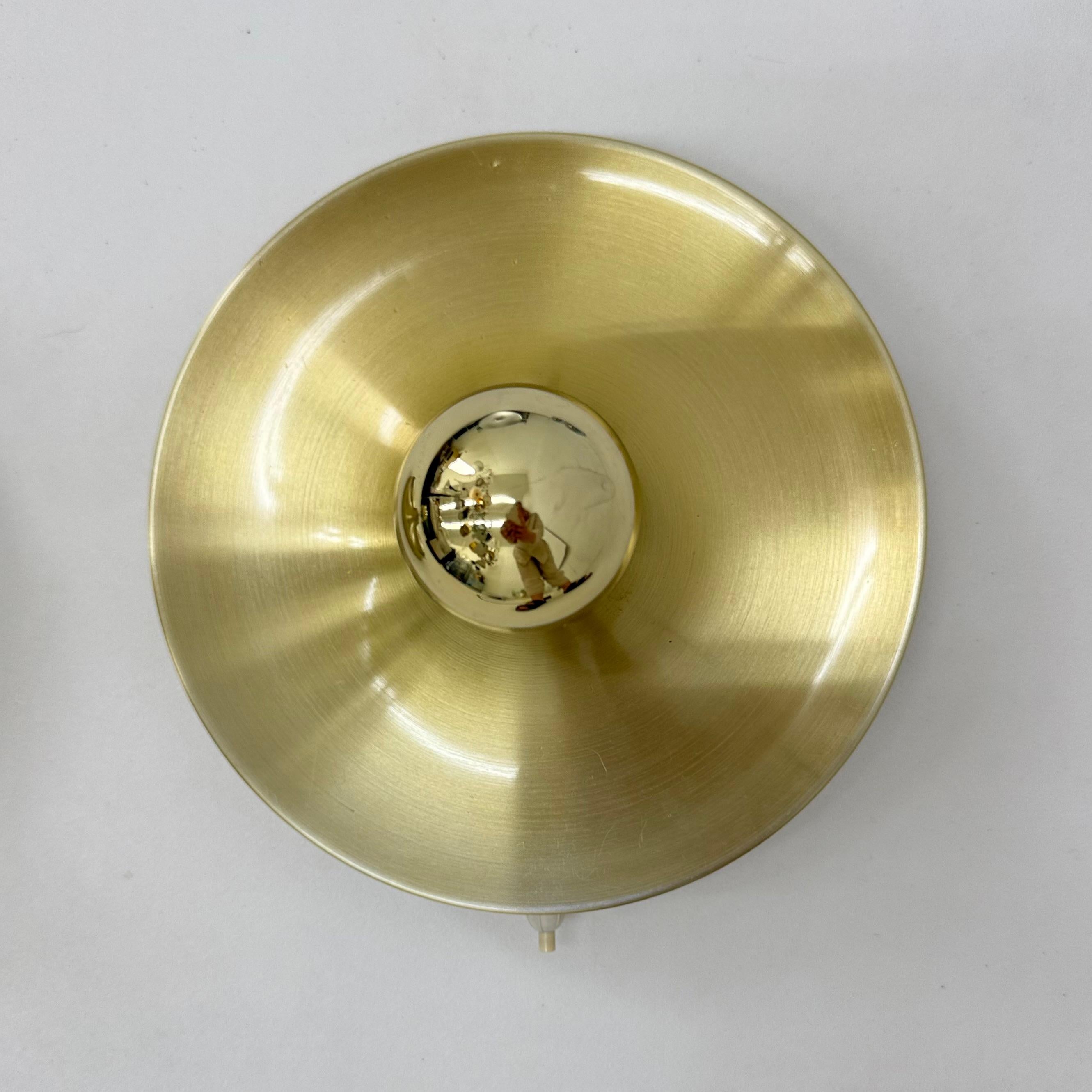 Lampe à disque du milieu du siècle, A Space, 1970, attribuée à Charlotte Perriand. en vente 3