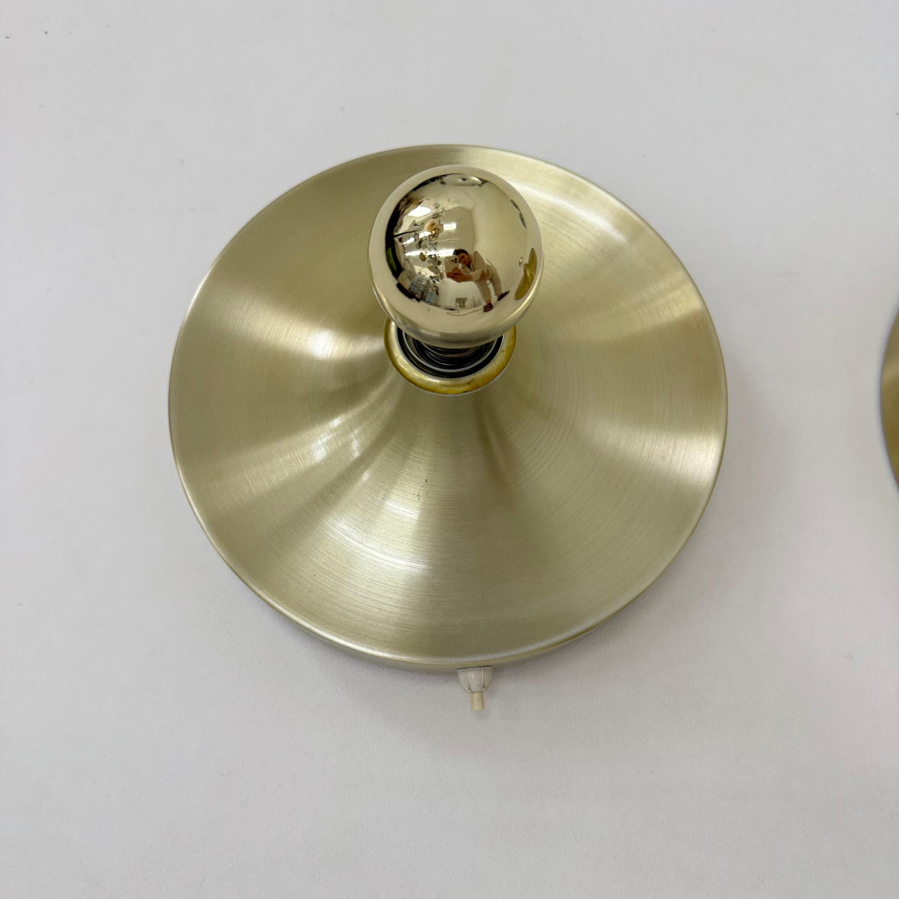 Lampe à disque du milieu du siècle, A Space, 1970, attribuée à Charlotte Perriand. en vente 4