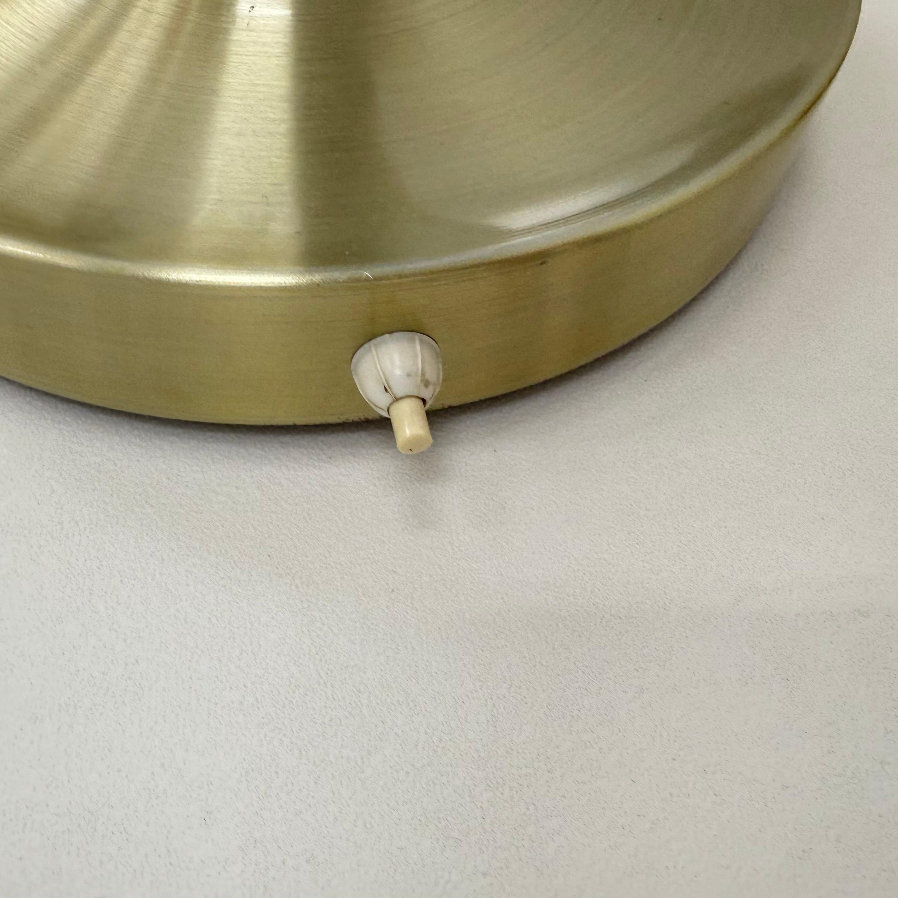 Lampe à disque du milieu du siècle, A Space, 1970, attribuée à Charlotte Perriand. en vente 5