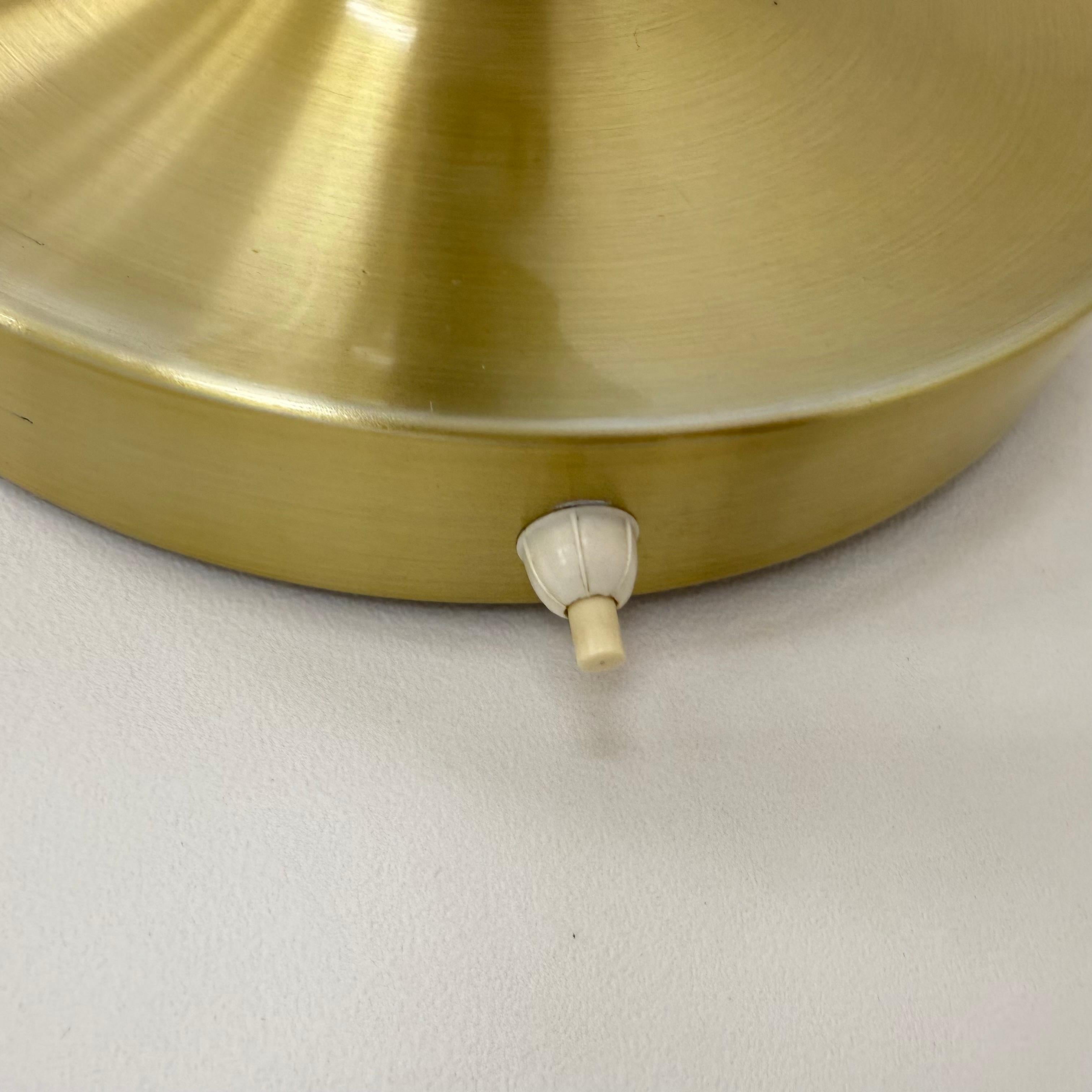 Lampe à disque du milieu du siècle, A Space, 1970, attribuée à Charlotte Perriand. en vente 6