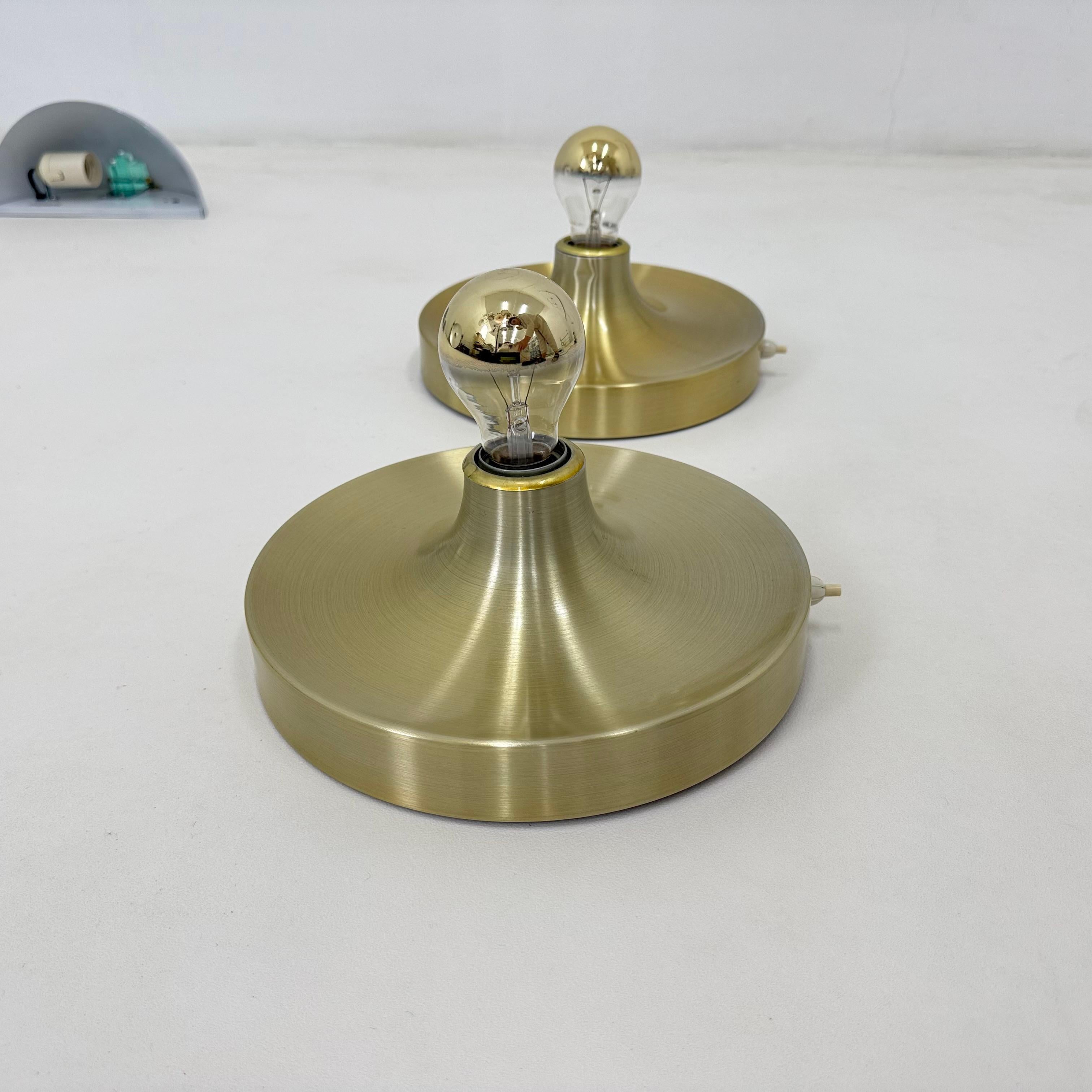 Lampe à disque du milieu du siècle, A Space, 1970, attribuée à Charlotte Perriand. en vente 13
