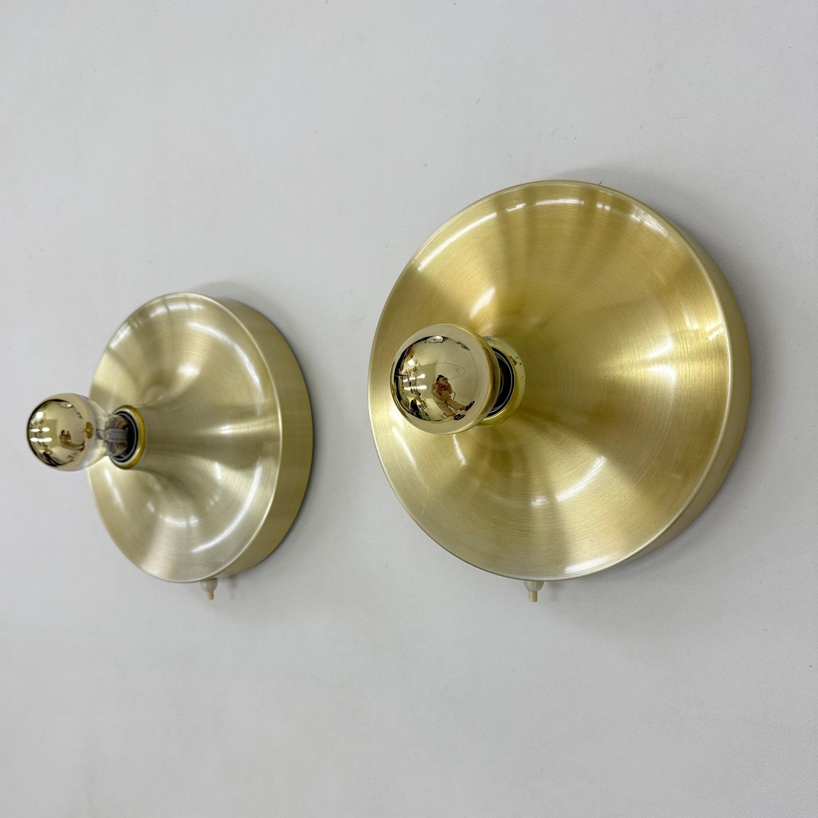 Métal Lampe à disque du milieu du siècle, A Space, 1970, attribuée à Charlotte Perriand. en vente